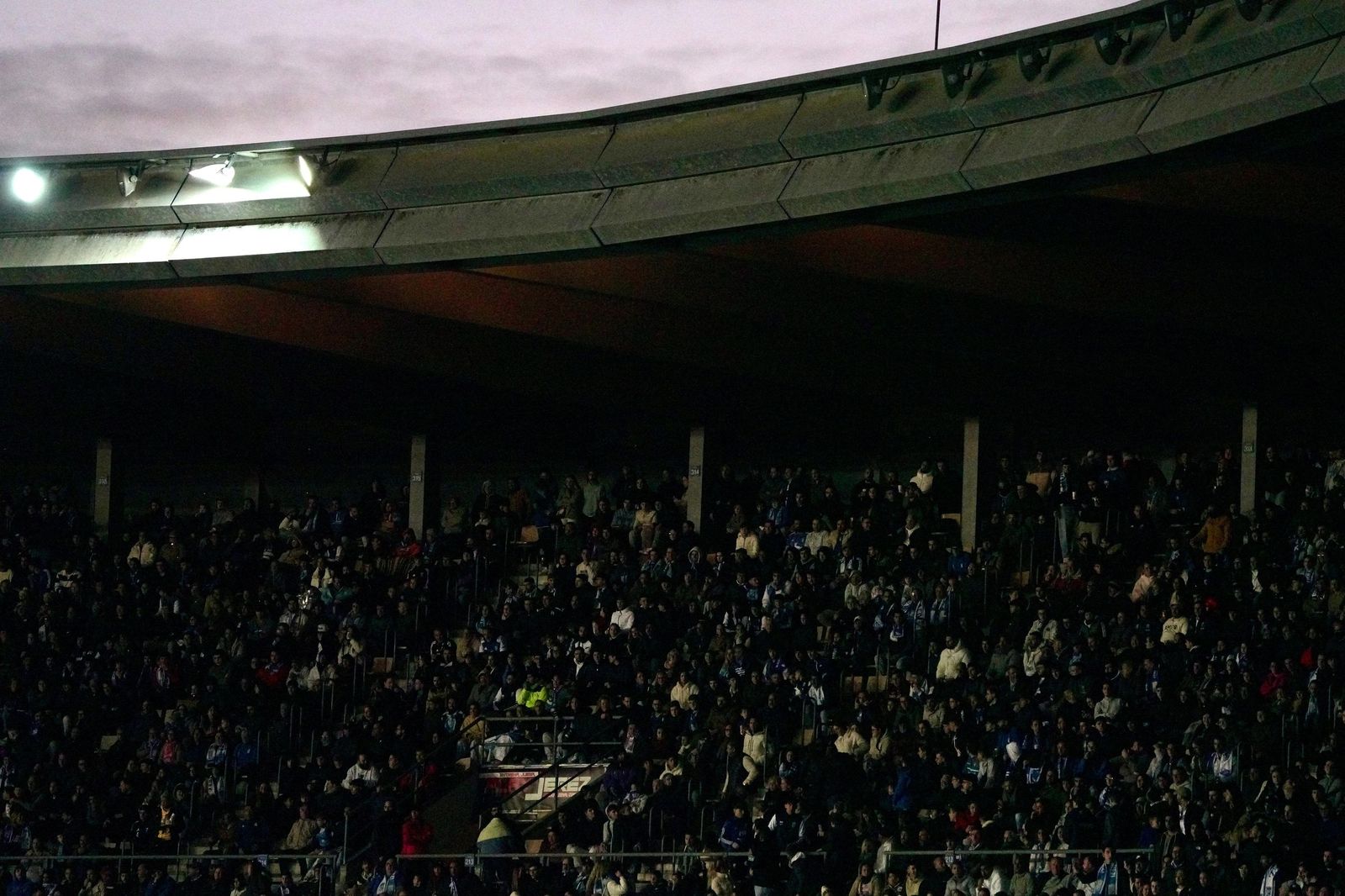El Deportivo, multado por la agresión al fisio del Águilas y también por el apagón de Chapín.