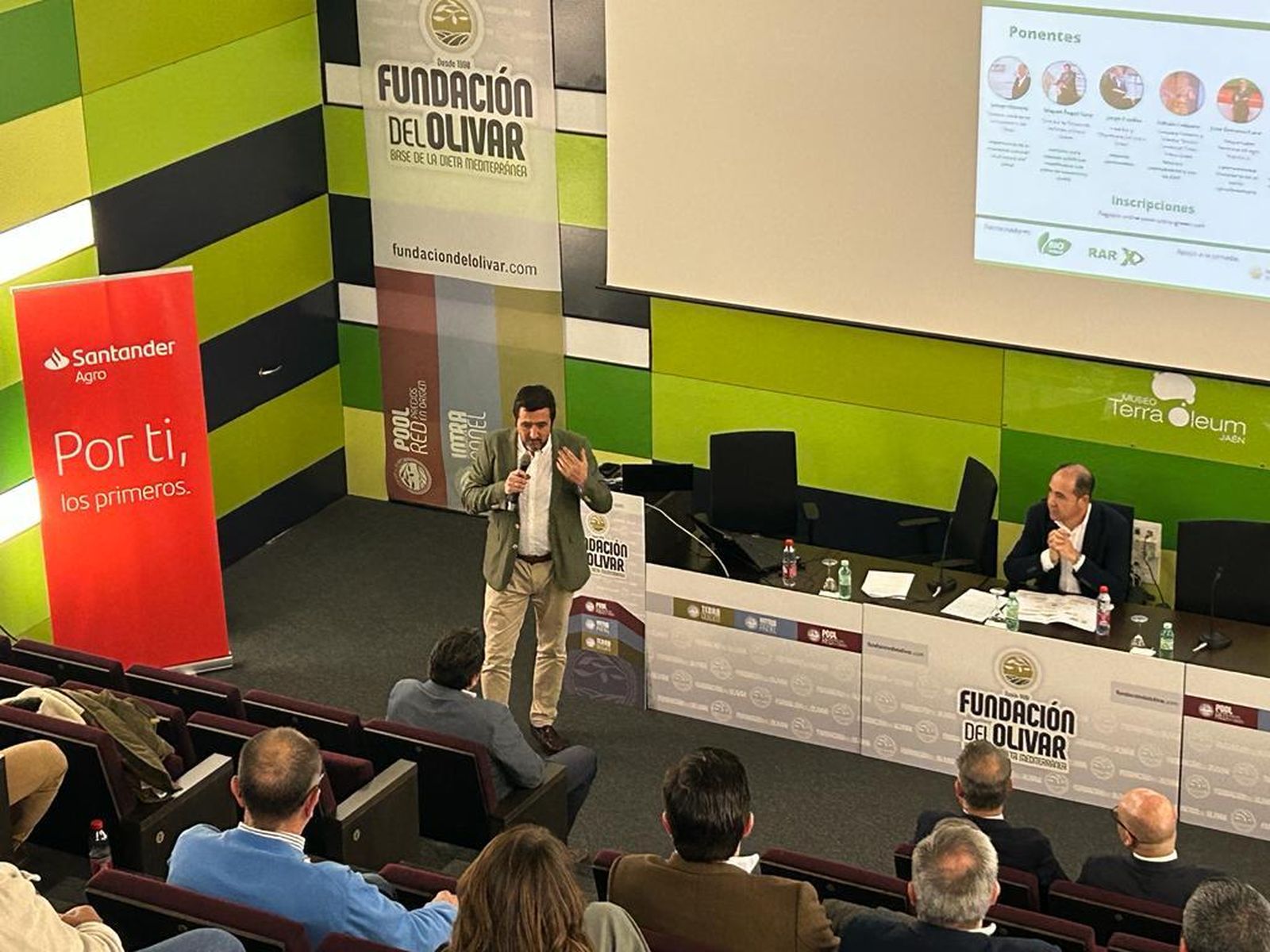 Miguel Ángel Sanz, en un momento de la charla, junto a Javier Olmedo.