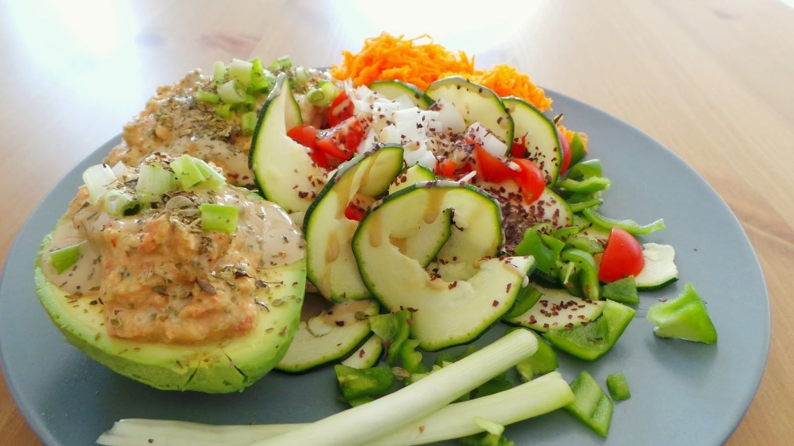 Aguacate y calabacín con salsa maravilla, receta crudivegana.