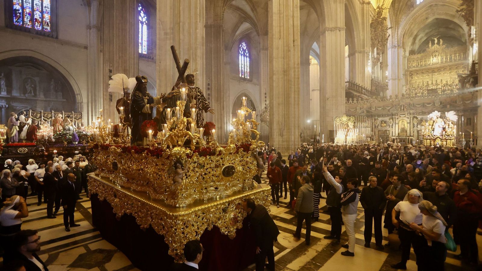 El paso de misterio de la Hermandad de la Paz y los pasos de la Cena y Jesús Despojado refugiados en el año 2024 en la Catedral.