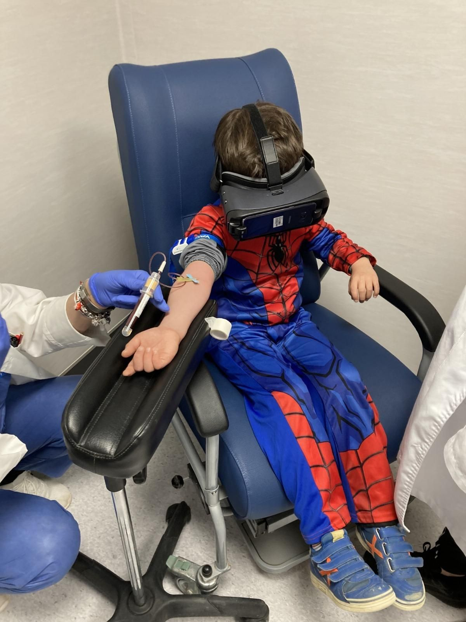 El hijo de Alejandro, mientras le sacaban una muestra de sangre.