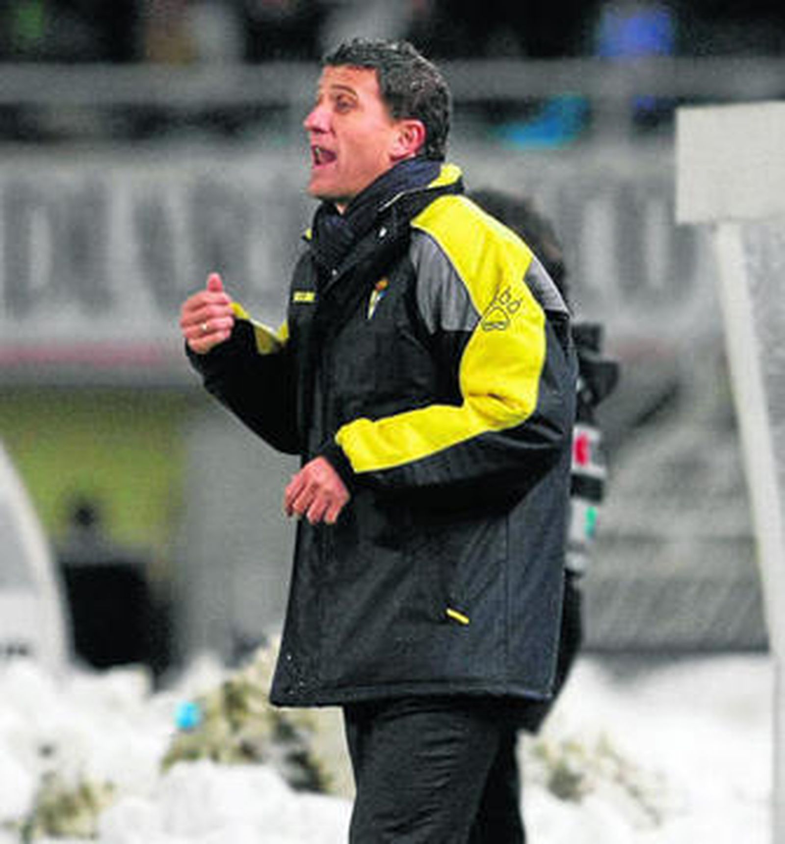 Gracia realiza algunas indicaciones en el que ha sido su último partido como entrenador del Cádiz.