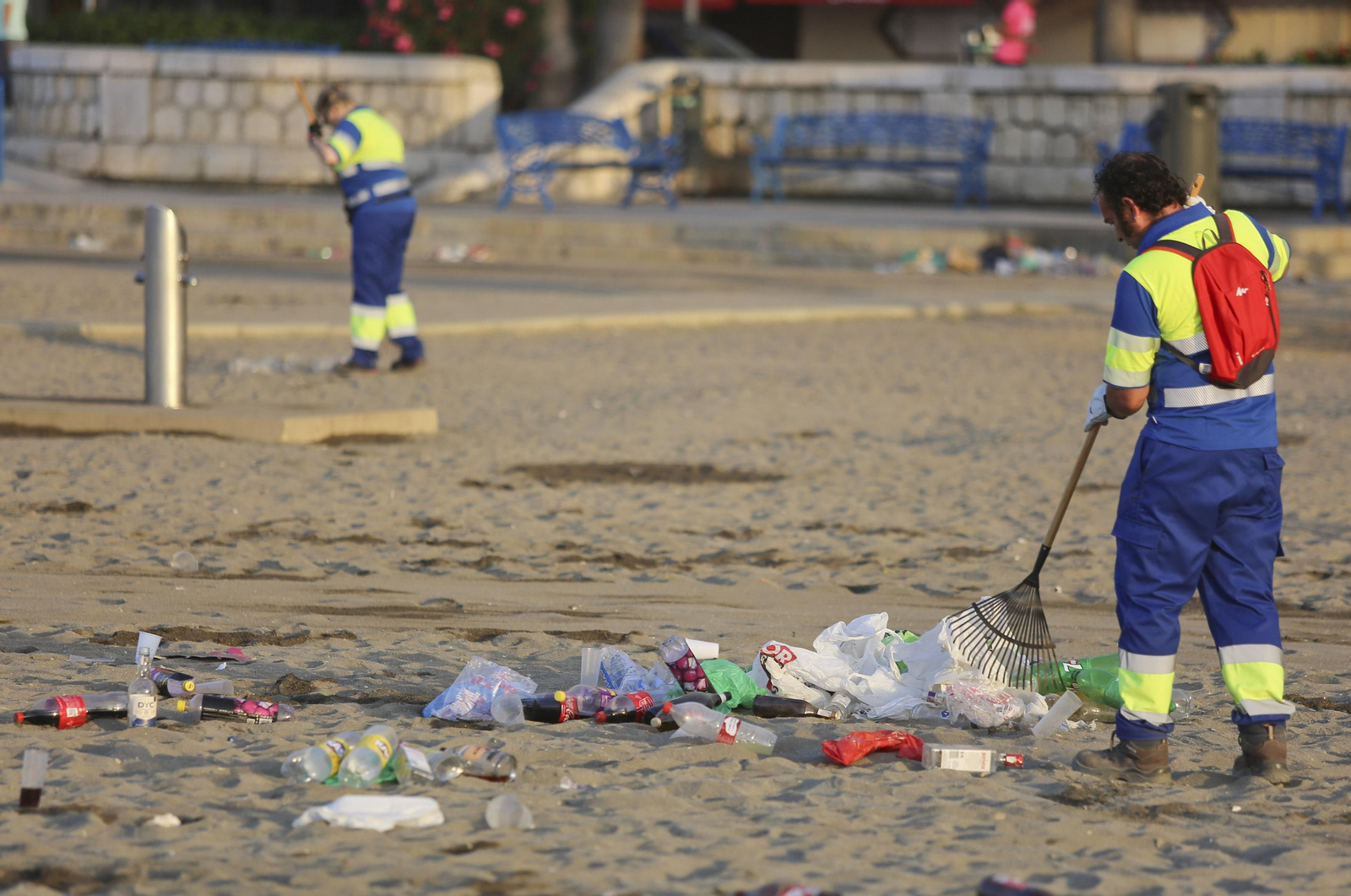 Las fotos de la basura en las playas de Málaga tras San Juan