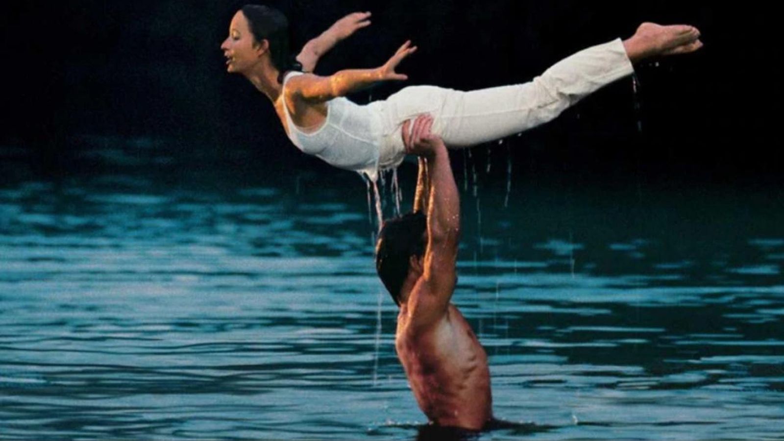 Los protagonistas de 'Dirty Dancing' viven su intensa historia de amor en verano.