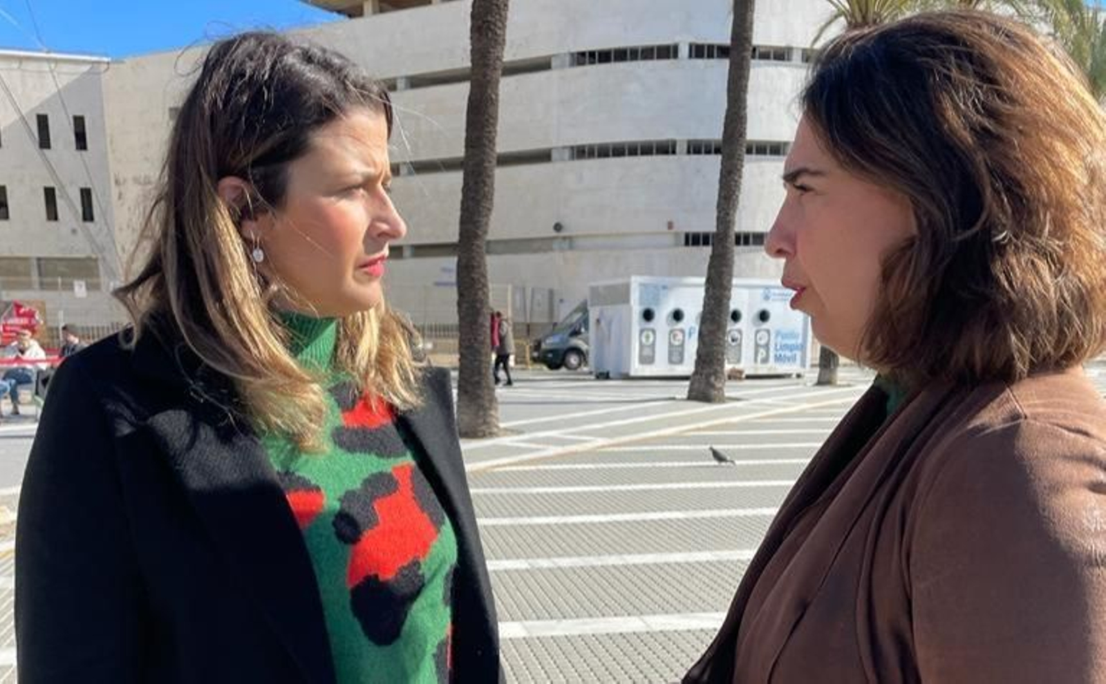 La candidata del PP a la Alcaldía de Sanlúcar, con la delegada territorial de Fomento de la Junta en Cádiz.