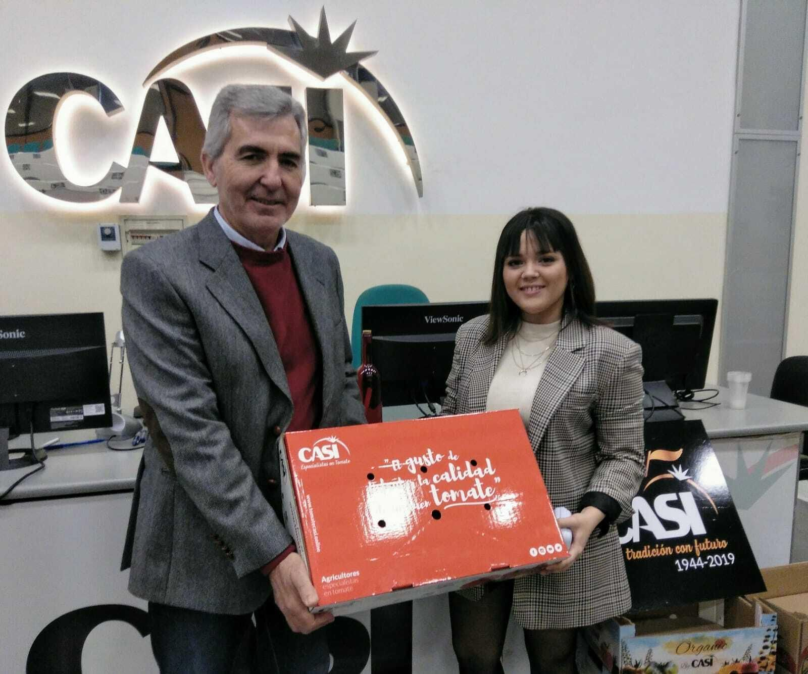 Miguel Vargas junto a Andrea Capilla, ganadora del concurso de ideas.