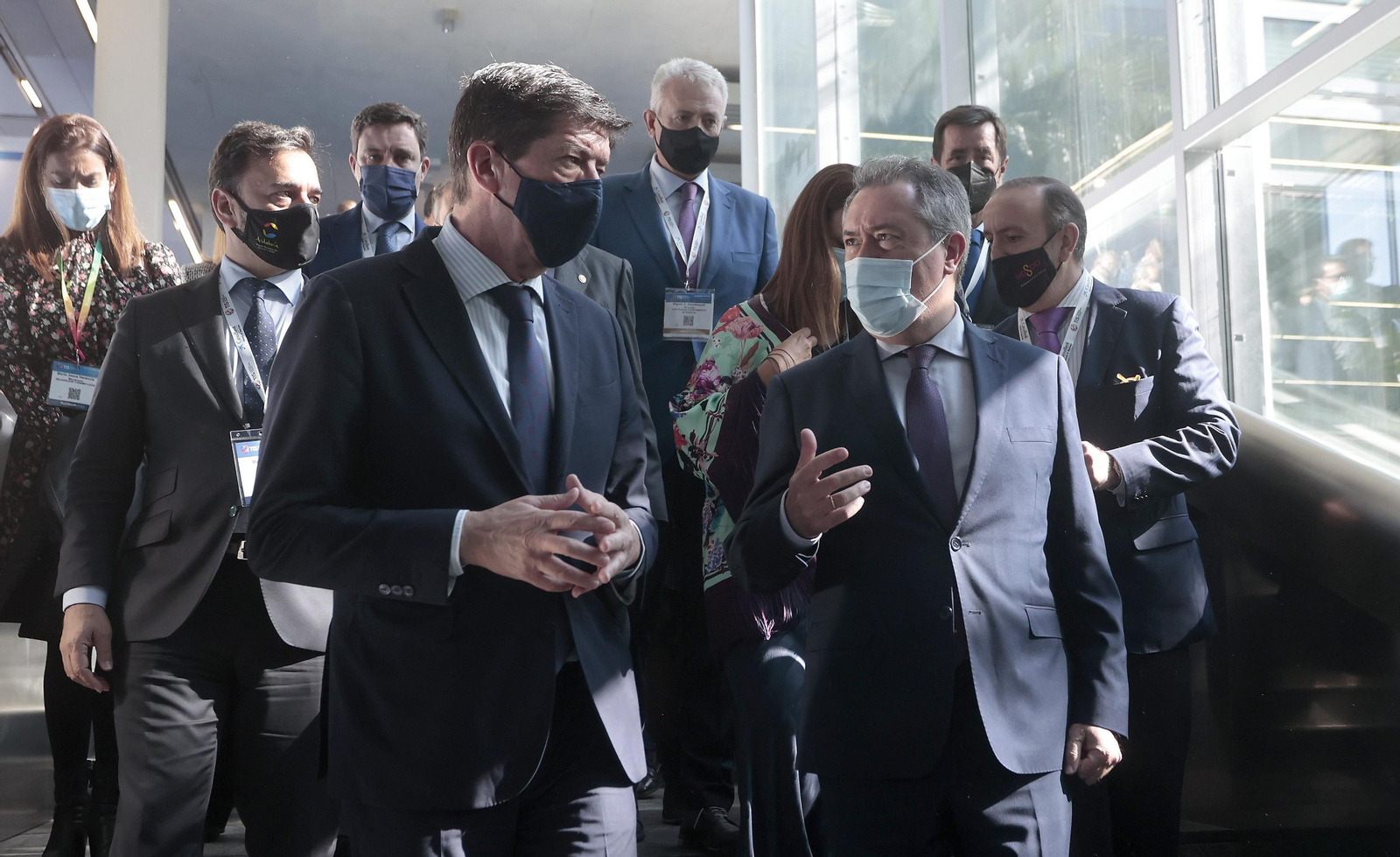 El consejero Juan Marín charla con el alcalde de Sevilla en la inauguración del TIS.