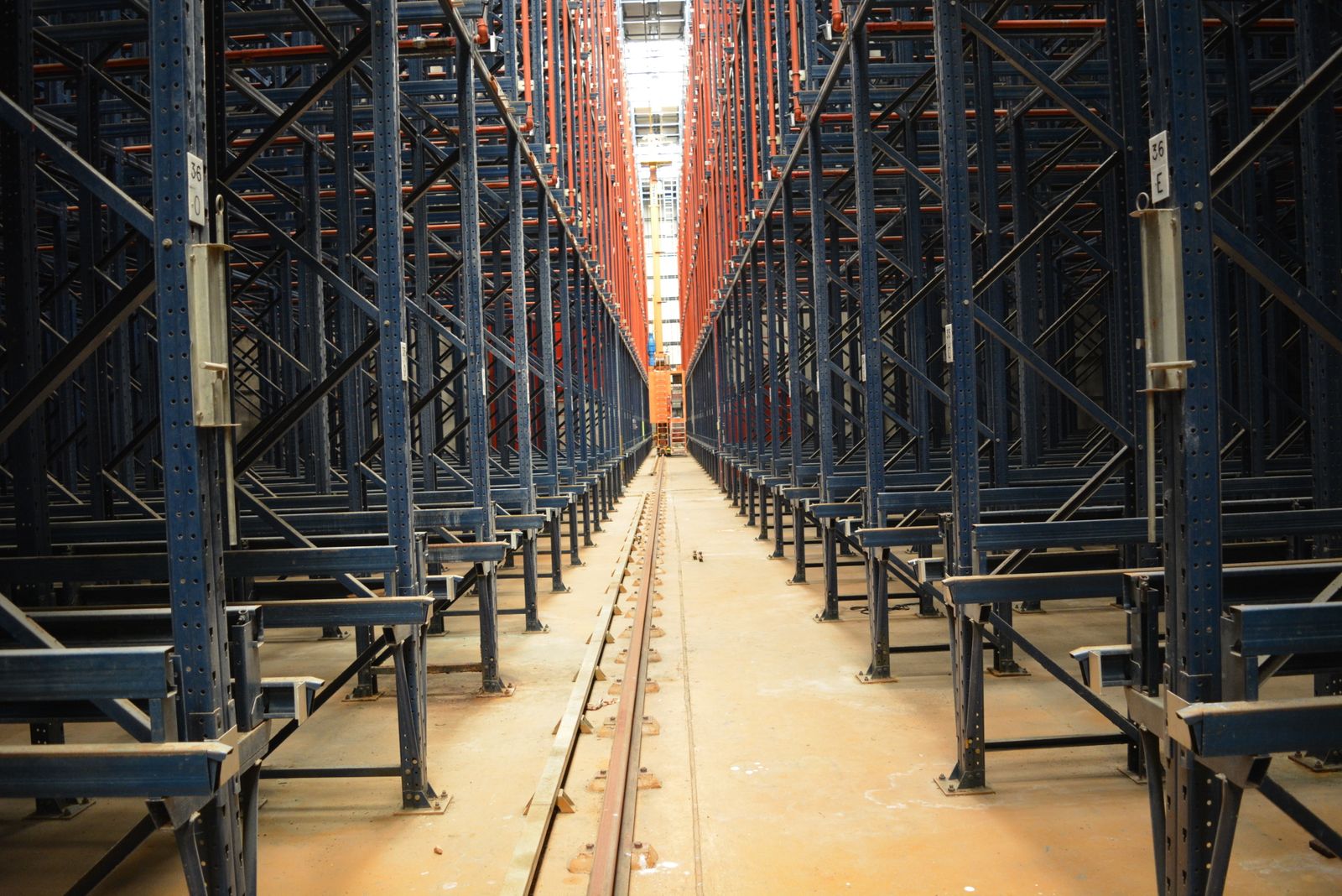 Nave de paletizados que se va a desmantelar.