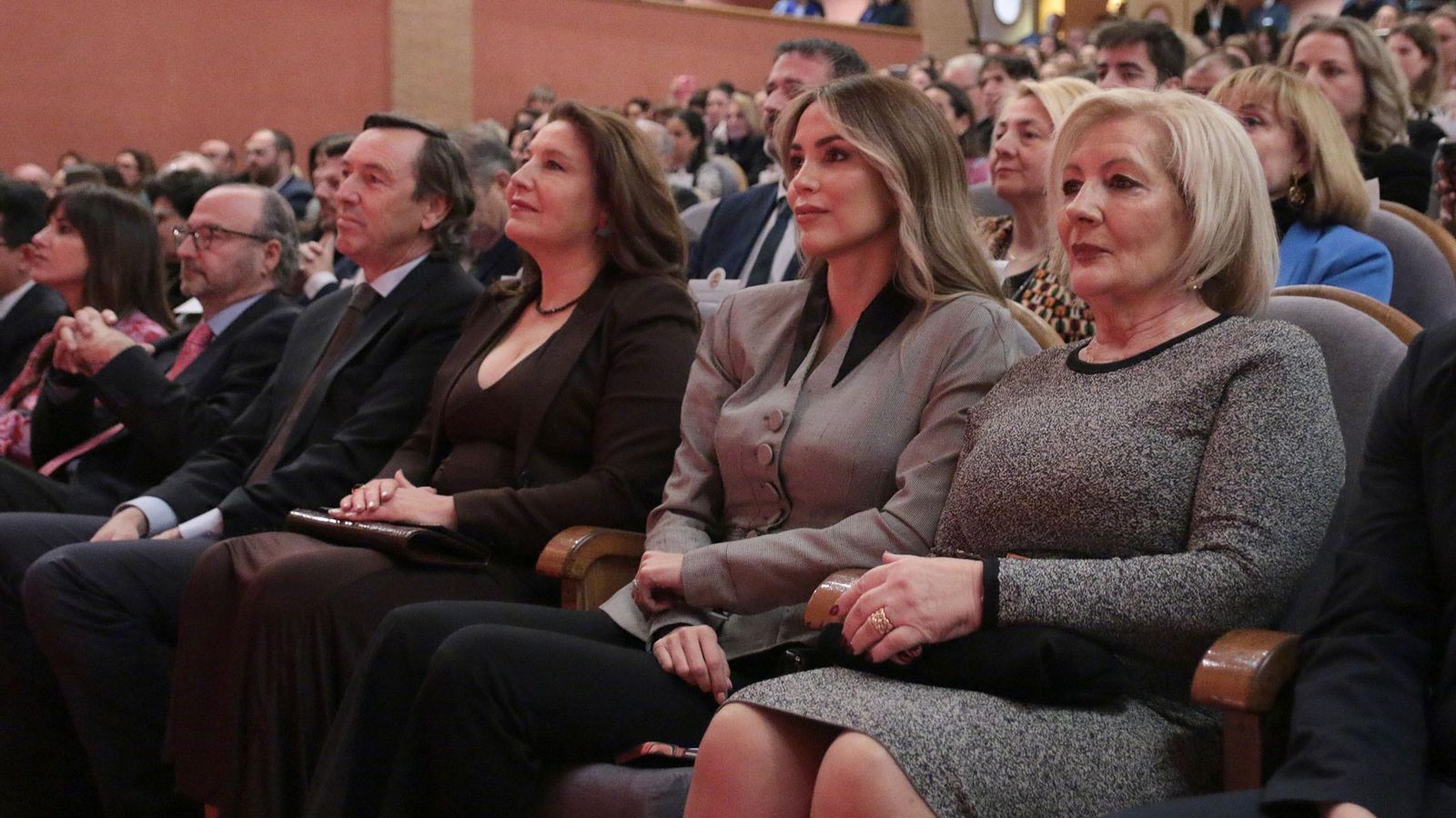 Rossana Zanett, esposa de Bisbal junto a María Ferre, madre del artista.