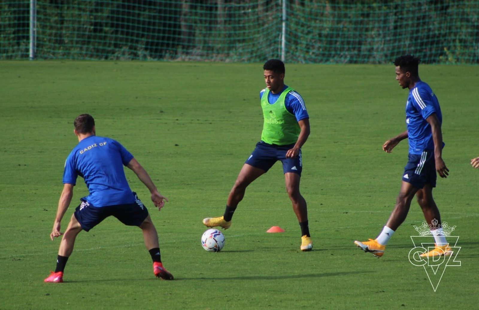 Lozano, con el balón en el entrenamiento del lunes.