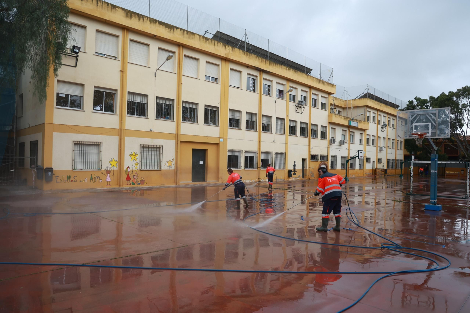 Labores de limpieza en Campanillas tras las inundaciones, en imágenes