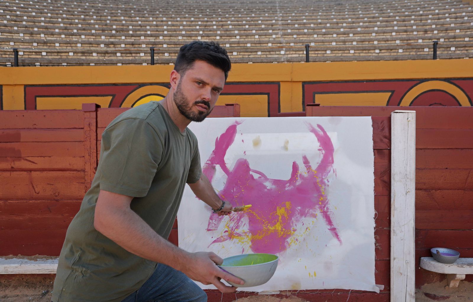 Juan Sierra pinta sobre un lienzo colocado en un burladero de la plaza de toros Las Palomas.