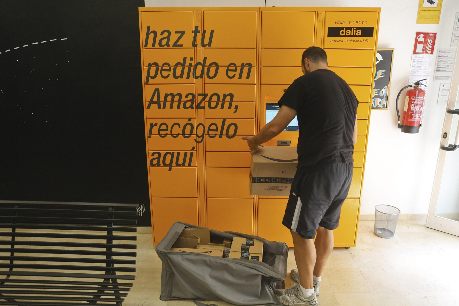 Un hombre mete paquetes de Amazon en taquillas