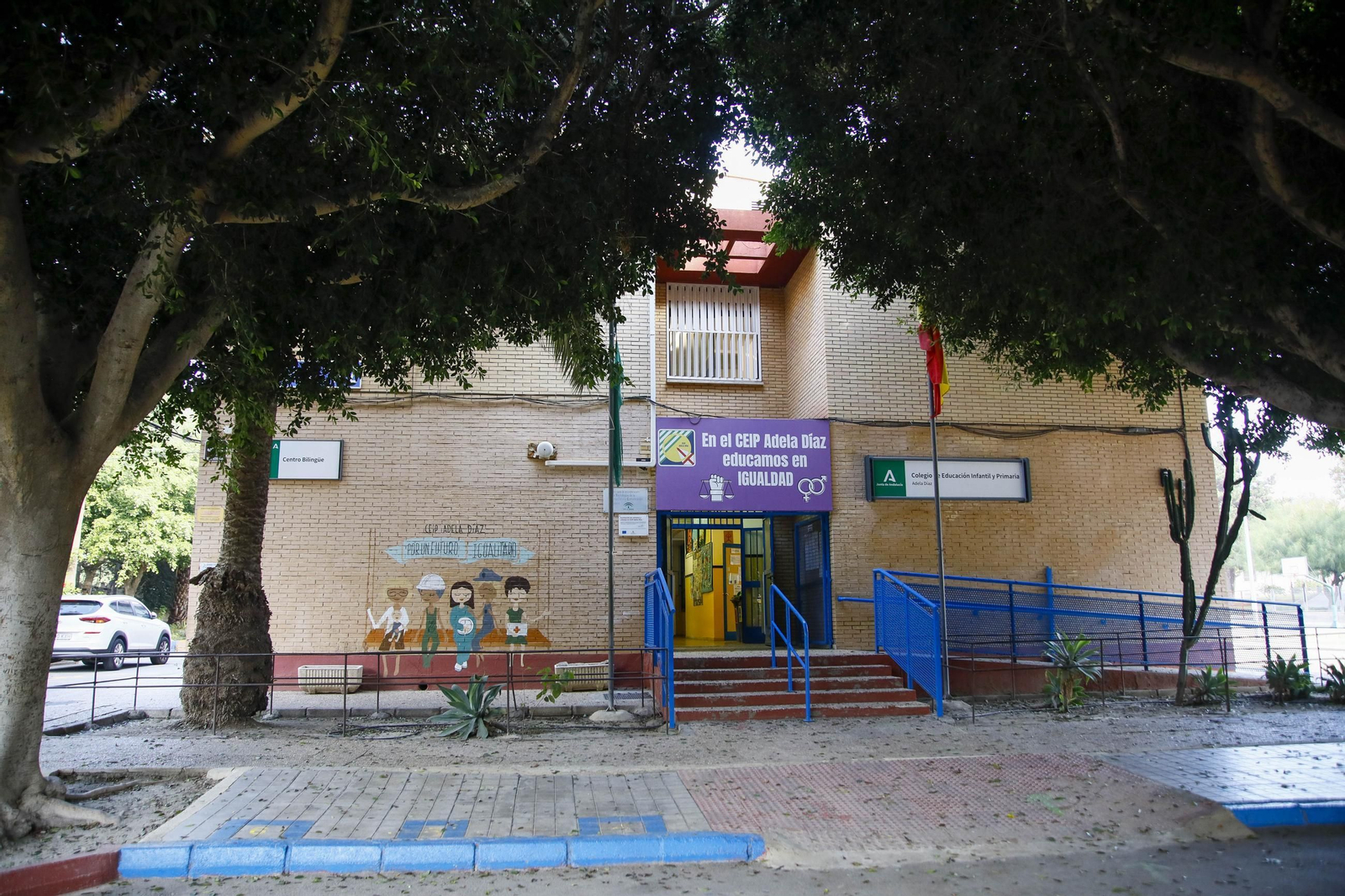 Las imágenes de la campaña de vacunación antigripal a los niños en el CEIP Adela Díaz de Almería