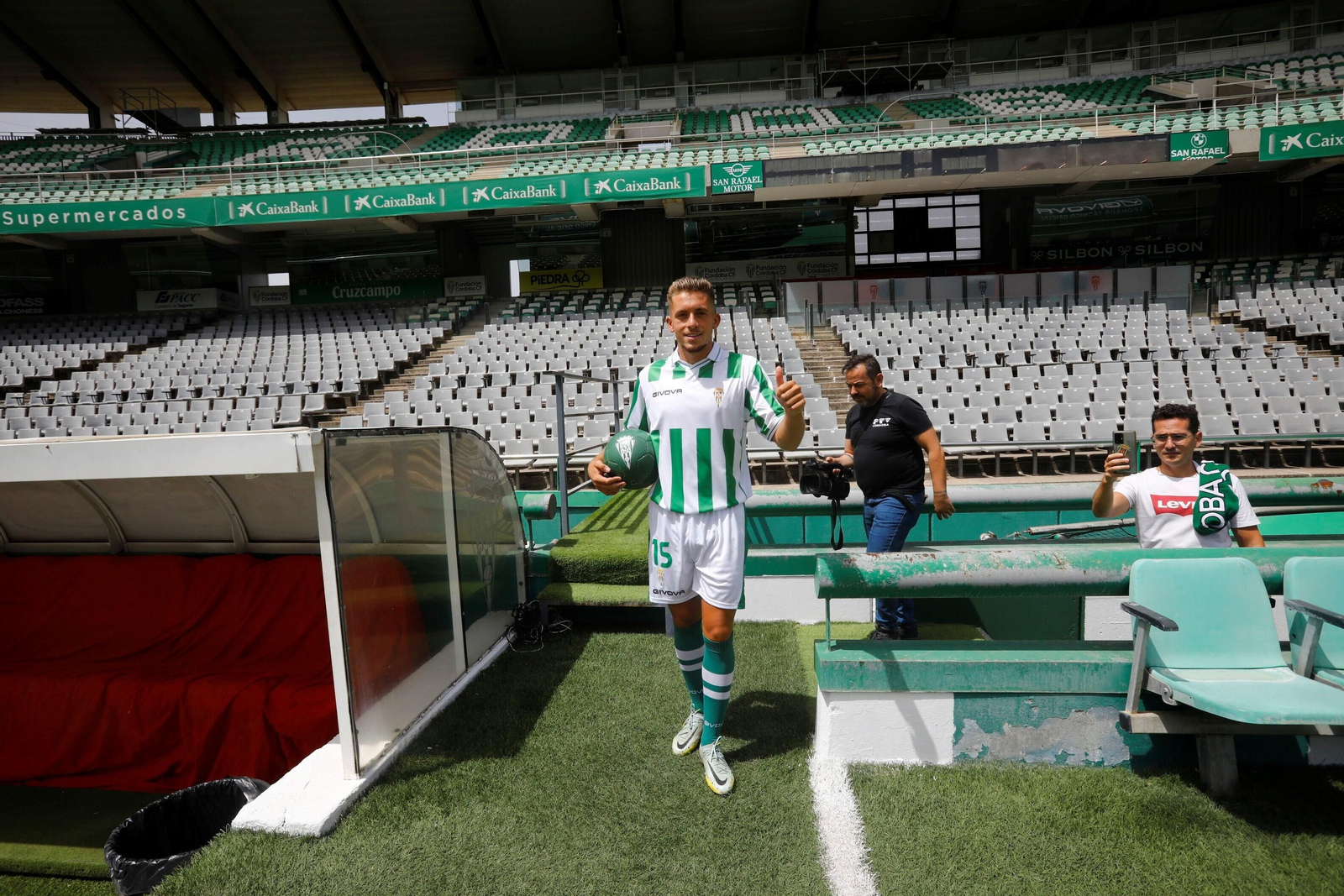 Las mejores fotos de la presentación de Isma Ruiz como jugador del Córdoba CF Las mejores fotos de la presentación de Isma Ruiz como jugador del Córdoba CF