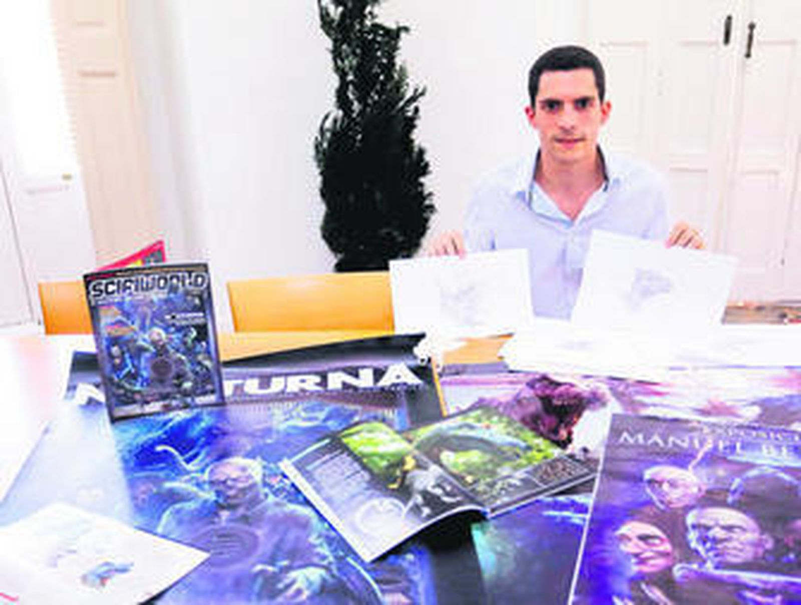 Manuel Bejarano con trabajos suyos y publicaciones internacionales en las que ha parecido. Su obra se puede conocer en la web 'www.manuelbejarano.es'.