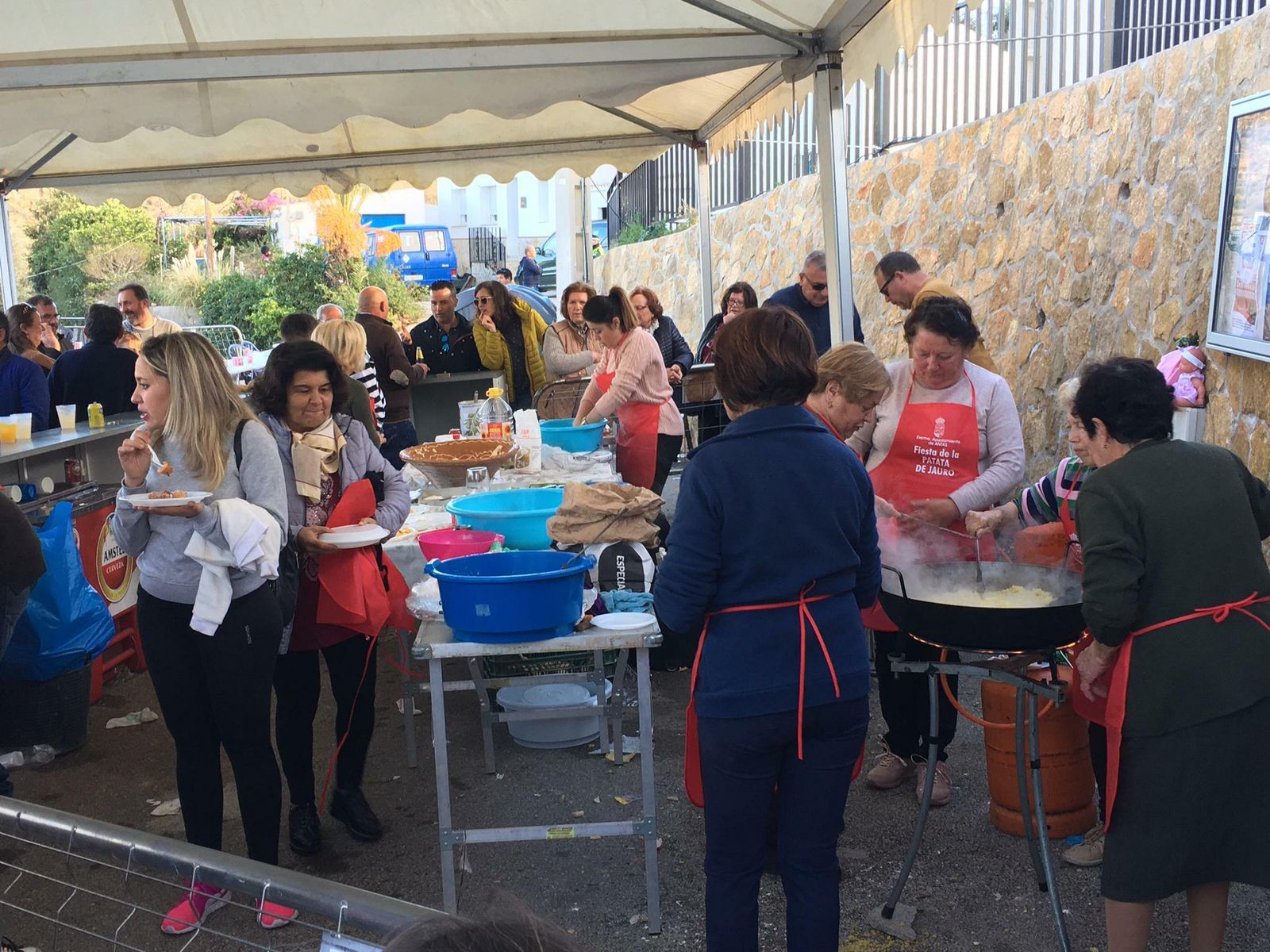 Los vecinos de Jauro no pararon de elaborar patatas este domingo.