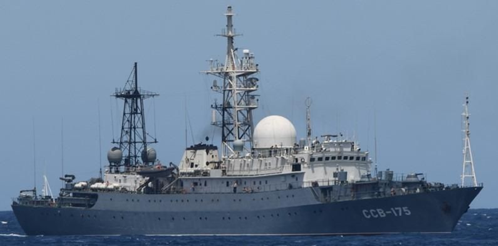 Uno de los buques rusos que ha seguido el patrullero de la Armada 'Tagomago'.