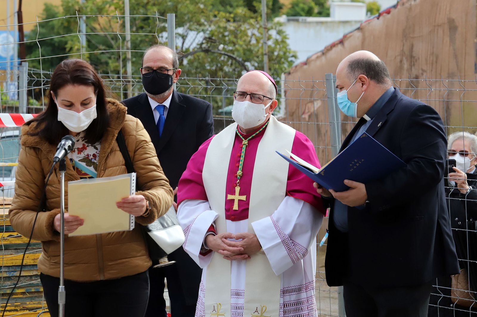 El Obispo de Huelva, Santiago Gómez, coloca la primera piedra de la nueva parroquia de Cristo Sacerdote, en imágenes