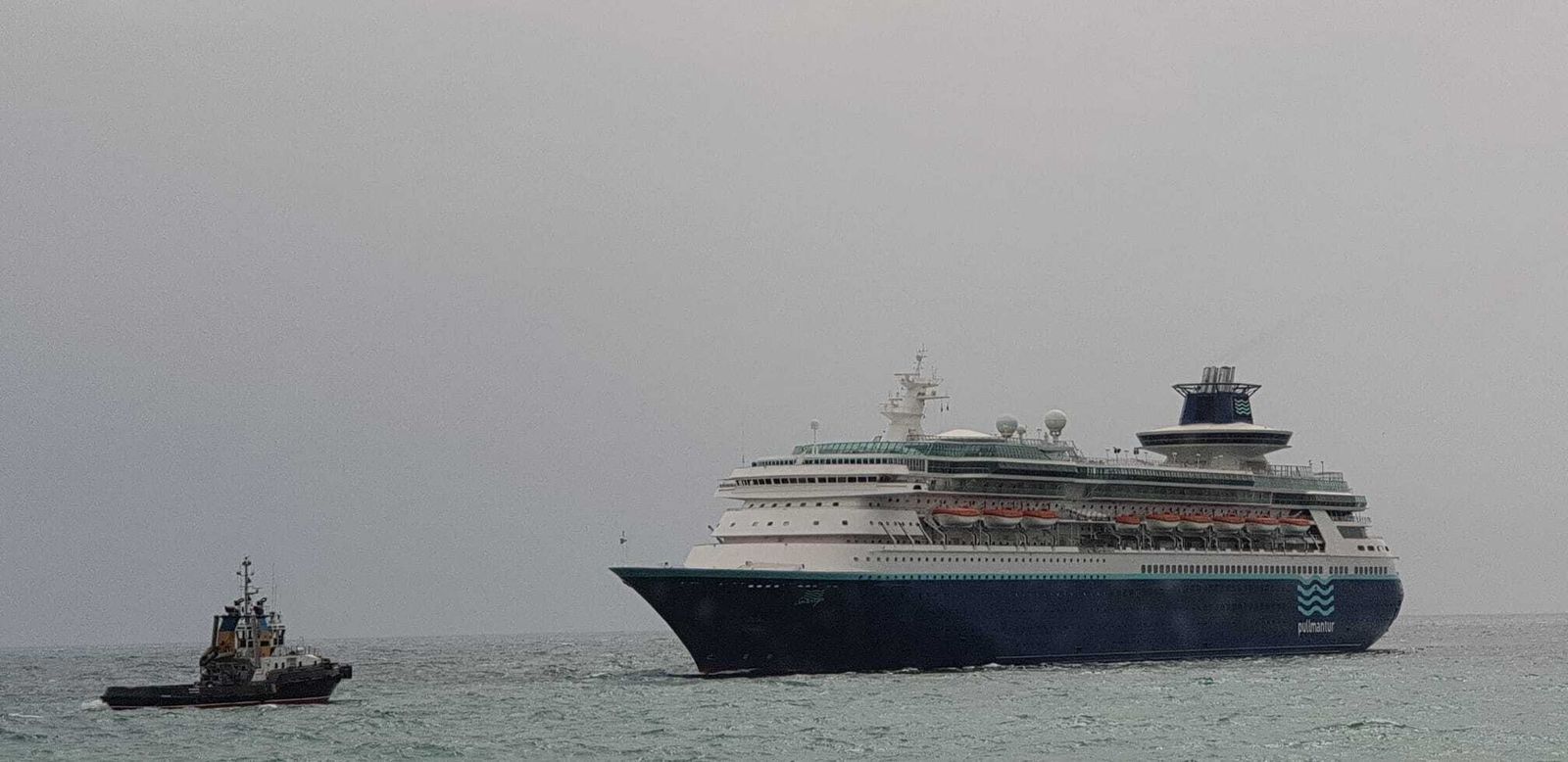 Maniobra de entrada al puerto del buque de Pullmantur.
