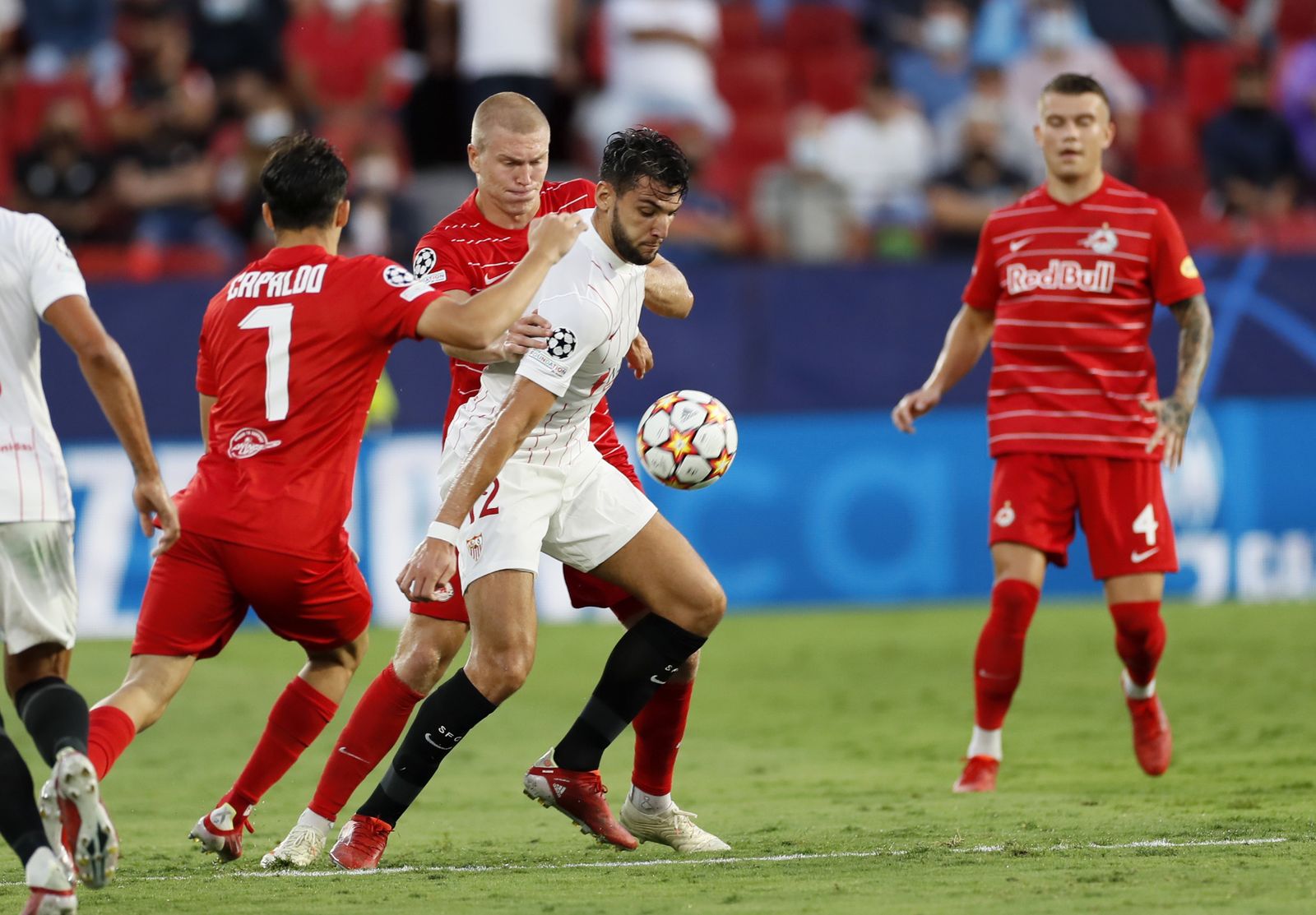 Rafa Mir disputa un balón con Rasmus Nissen Kristensen y Nicolas Capaldo.