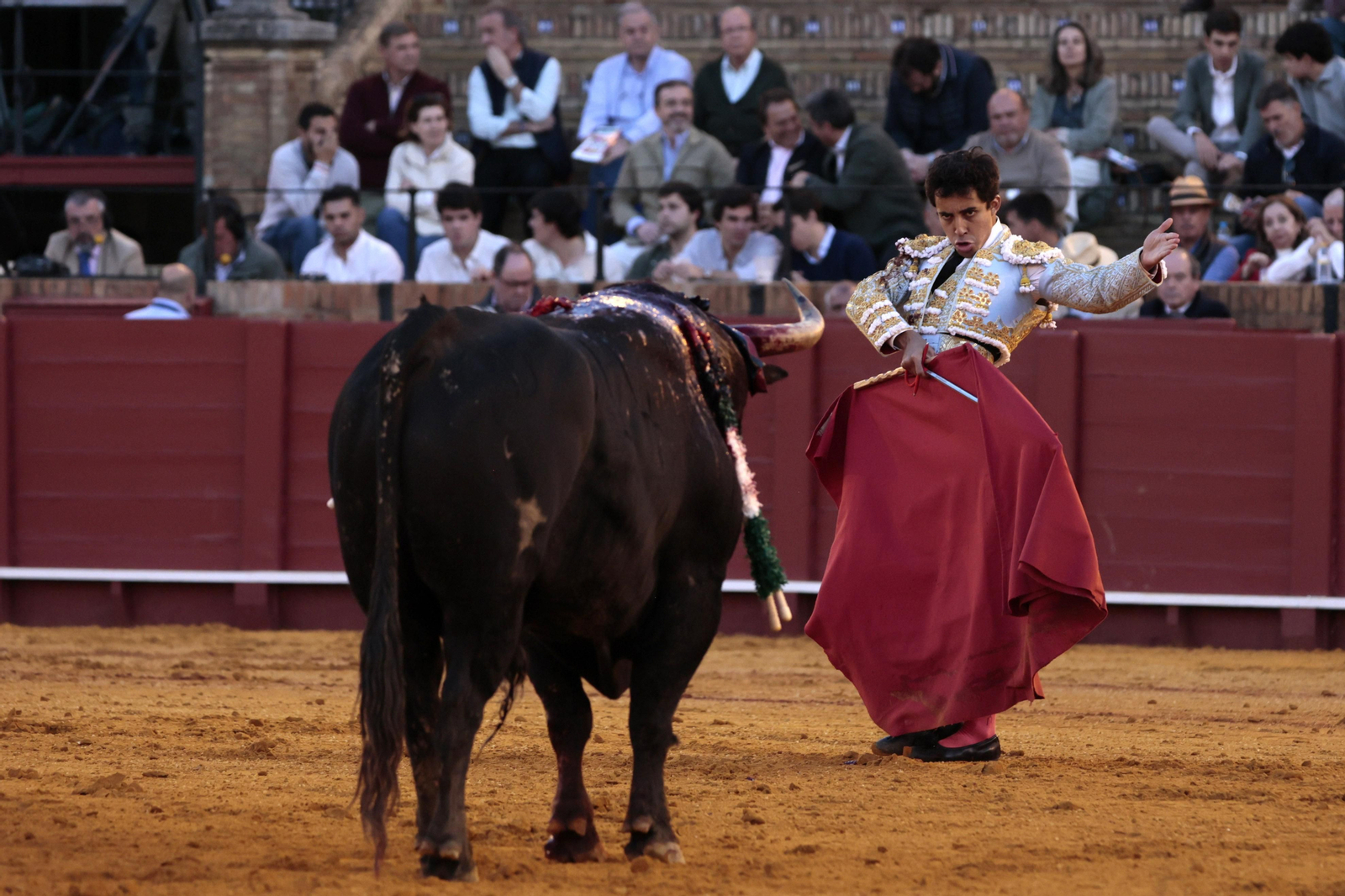 Las imágenes de la tercera del abono de los toros en la Maestranza  de Sevilla