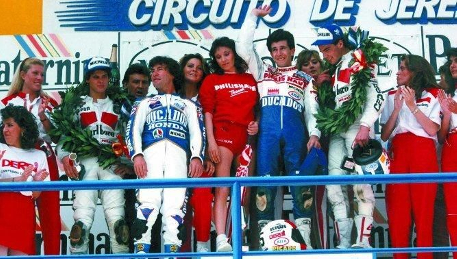 Aspar, en lo alto del podio del Circuito de Jerez junto a Álex Crivillé, Ángel Nieto y Julián Miralles.