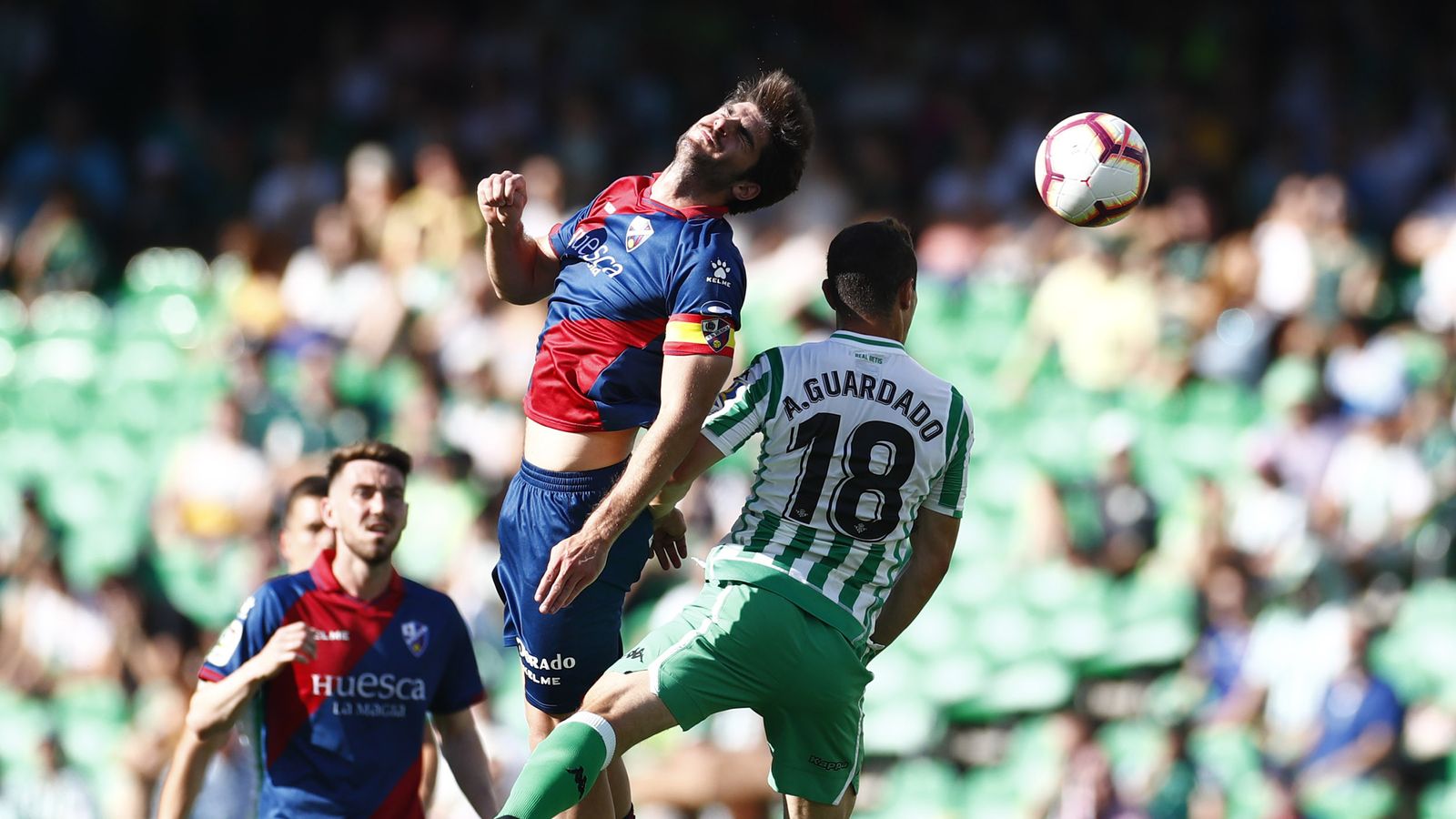 Guardado lucha el balón con Melero.