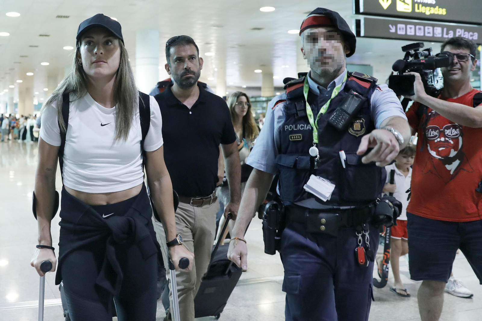 La futbolista Alexia Putellas en su regreso a España tras sufrir una rotura de ligamento cruzado anterior antes de la pasada Eurocopa de Inglaterra. La futbolista Alexia Putellas en su regreso a España tras sufrir una rotura de ligamento cruzado anterior antes de la pasada Eurocopa de Inglaterra.