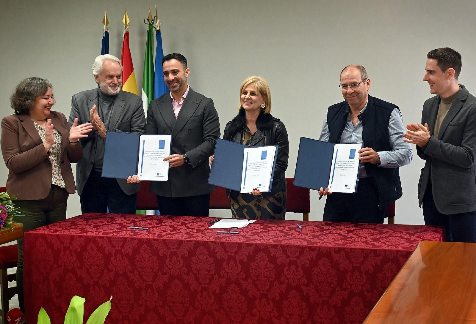 La alcaldesa y los trabajadores firman el nuevo convenio del servicio municipal de autobuses urbanos.