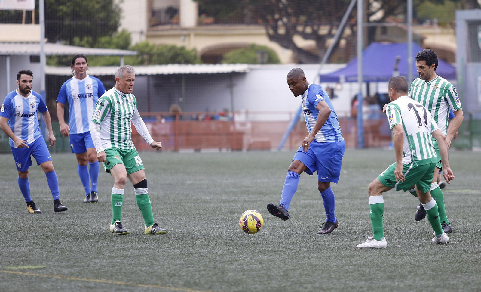 La jornada solidaria de los Málaga Forever y el Betis, en fotos