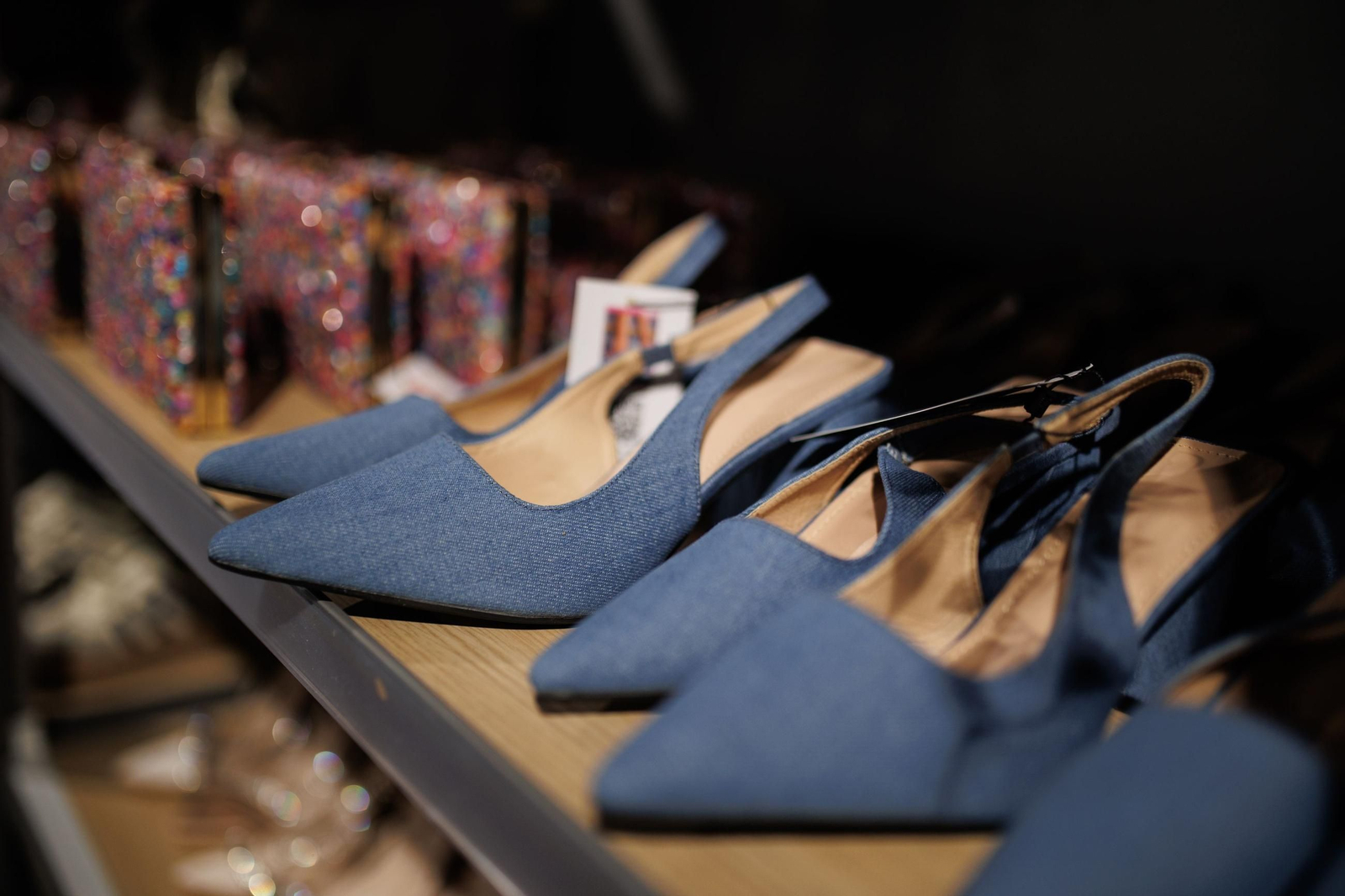 Zapatos de tacón en un establecimiento.