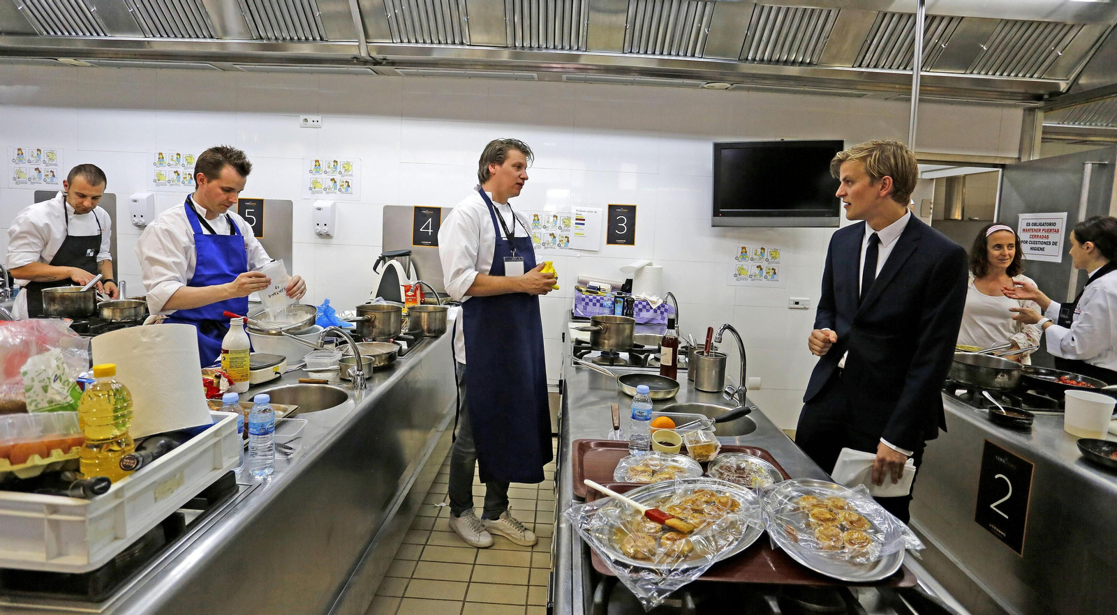 El equipo holandés prepara su propuesta antes de presentarla al jurado.