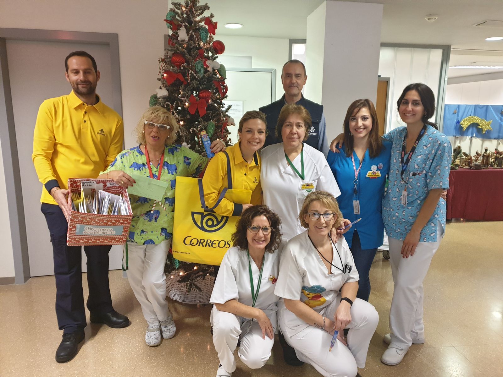 Los carteros de Correos, con el personal del San Cecilio