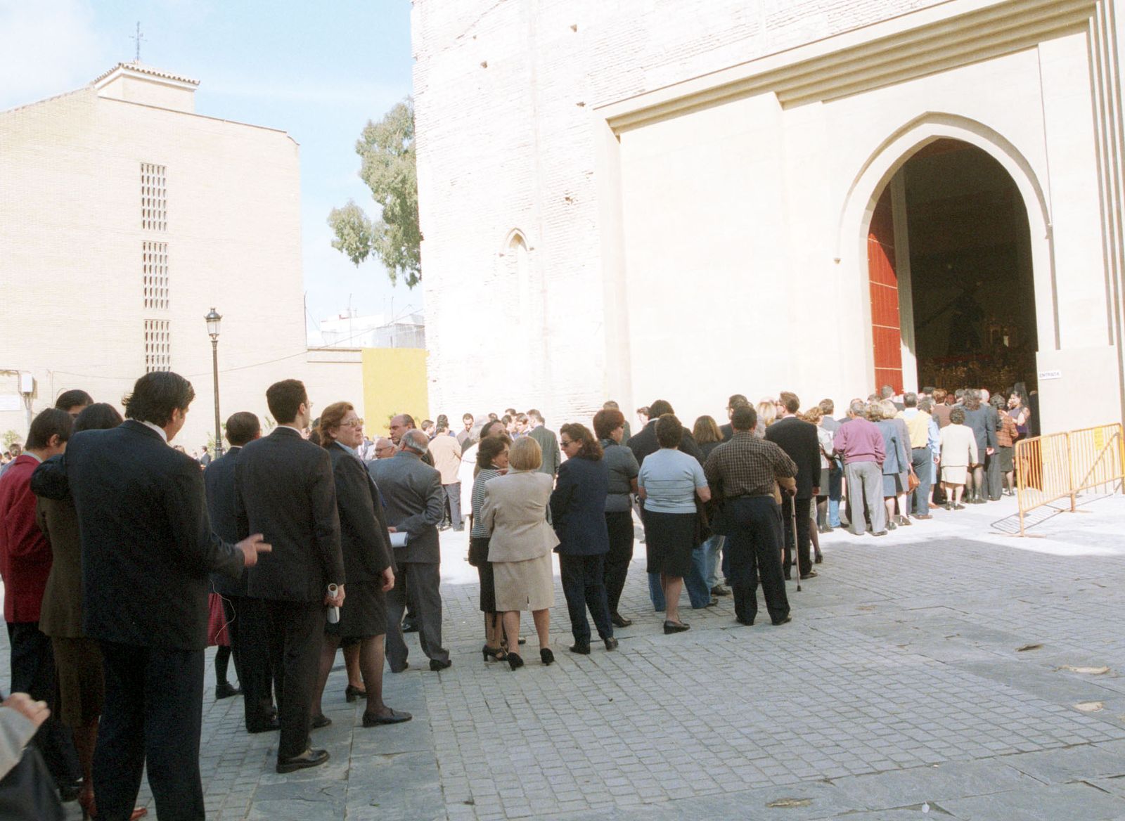 Colas para entrar en la antigua iglesia del Valle el Jueves Santo de 1999.