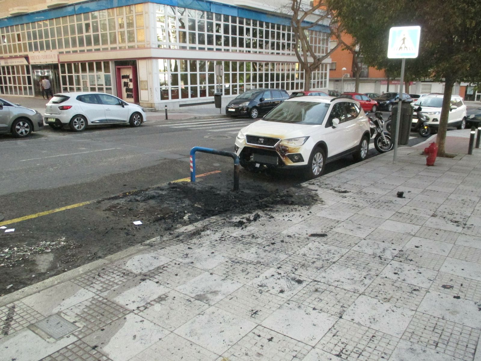Vehículo afectado por la quema del contenedor en la avenida Cabezo de la Joya.