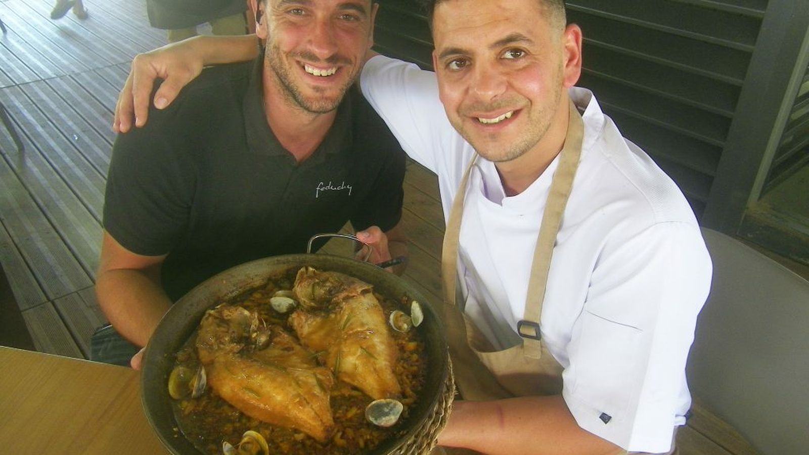 Los cocineros Roberto Sánchez y Josef Benamar  con un original arroz que sirven en el establecimiento