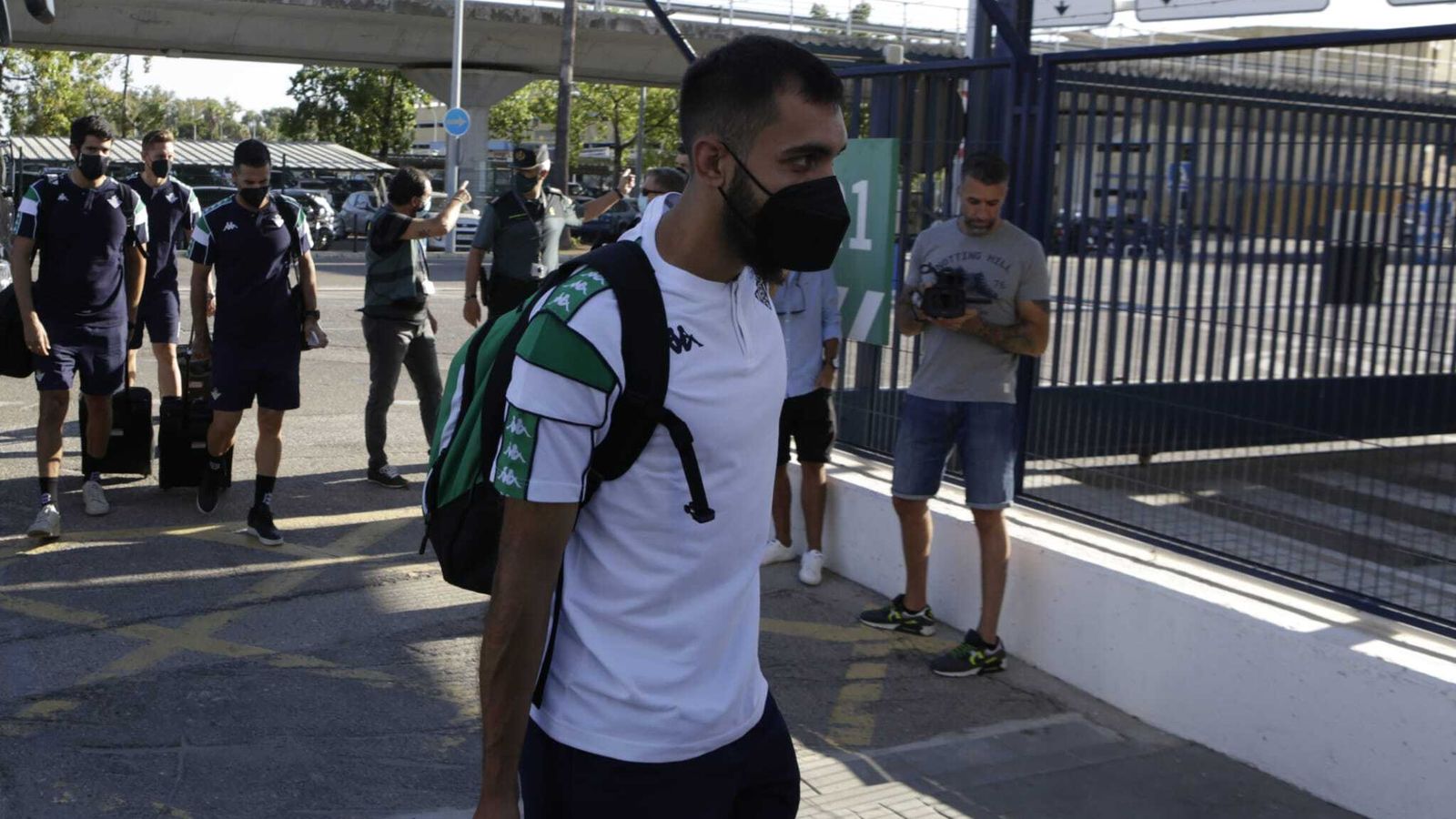 Borja Iglesias a la llegada al aeropuerto de la expedición verdiblanca.
