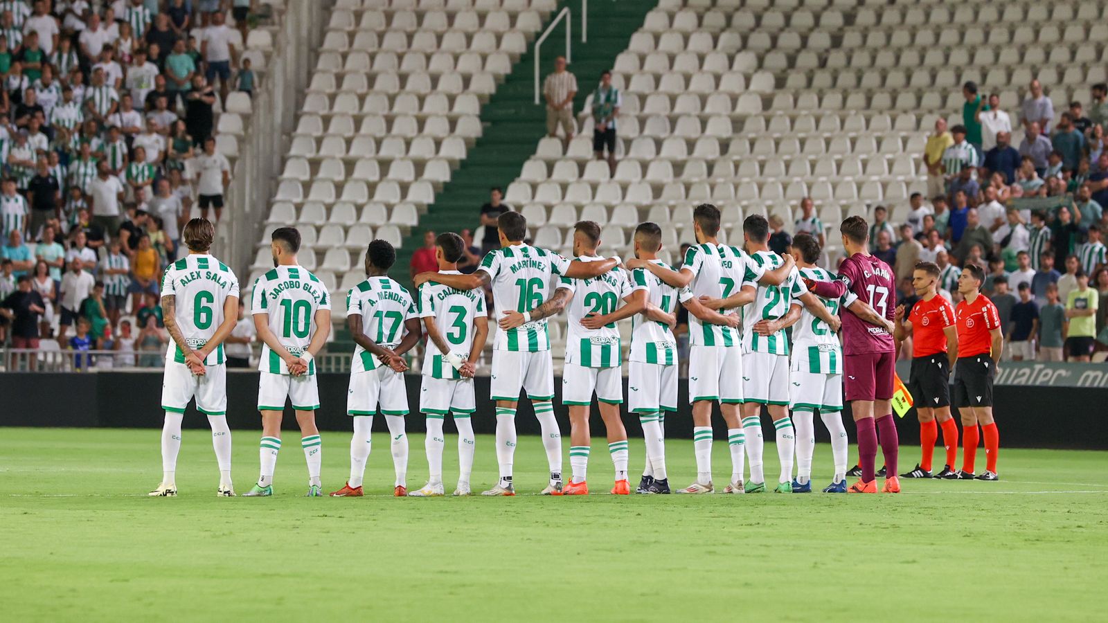 Los jugadores del Córdoba CF guardan un minuto de silencio antes de arrancar el partido ante el Burgos.
