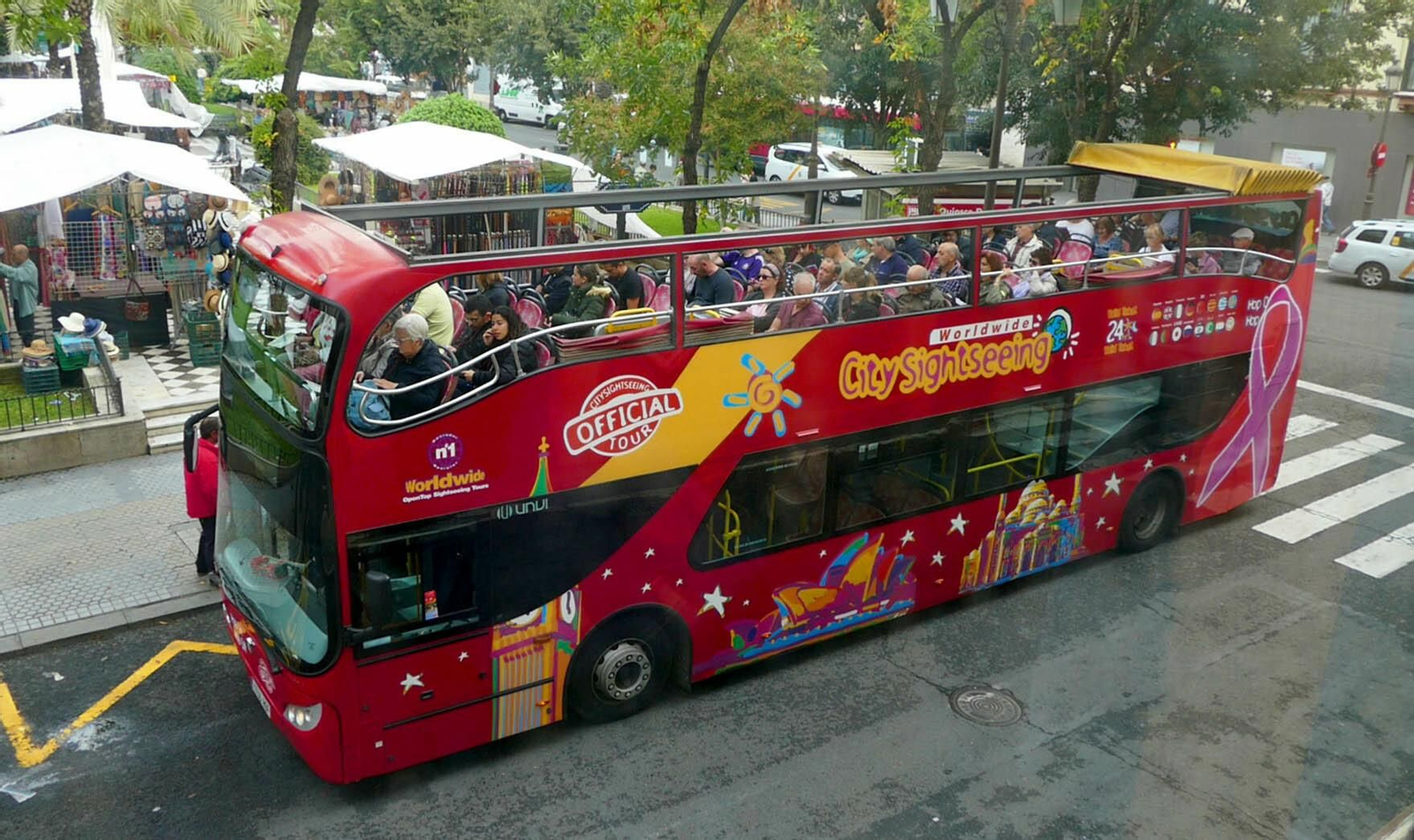 Los autobuses turísticos de City Sightseeing lucirán esta semana un gran lazo rosa.