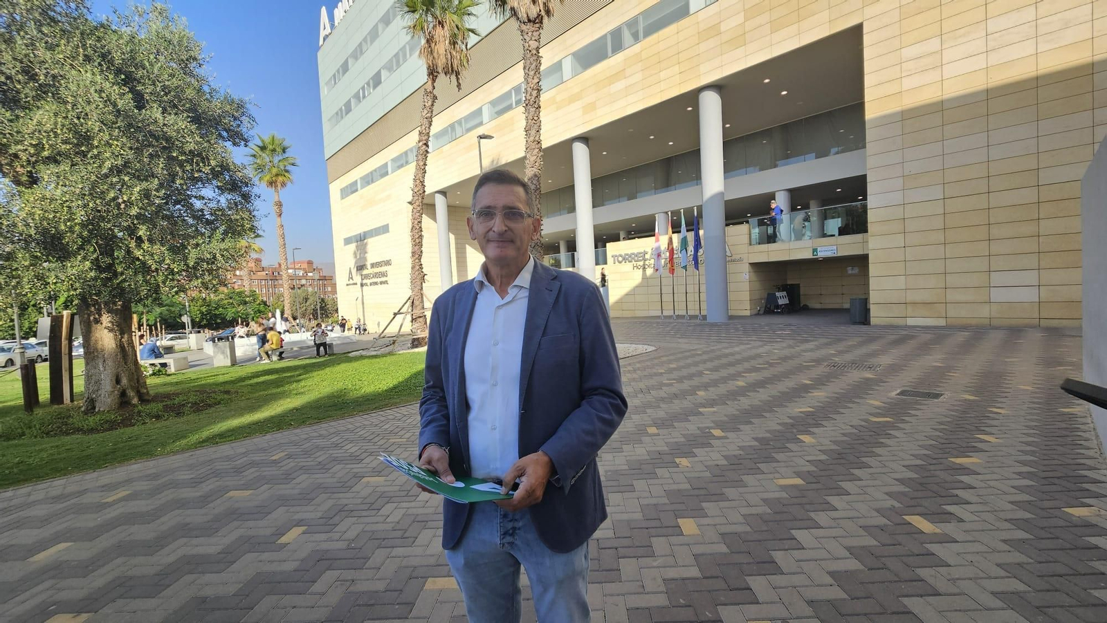 José Luis Sánchez Teruel pide la dimisión del delegado territorial de Salud, Juan de la Cruz Belmonte, en la puerta del Hospital Universitario Torrecárdenas de Almería.
