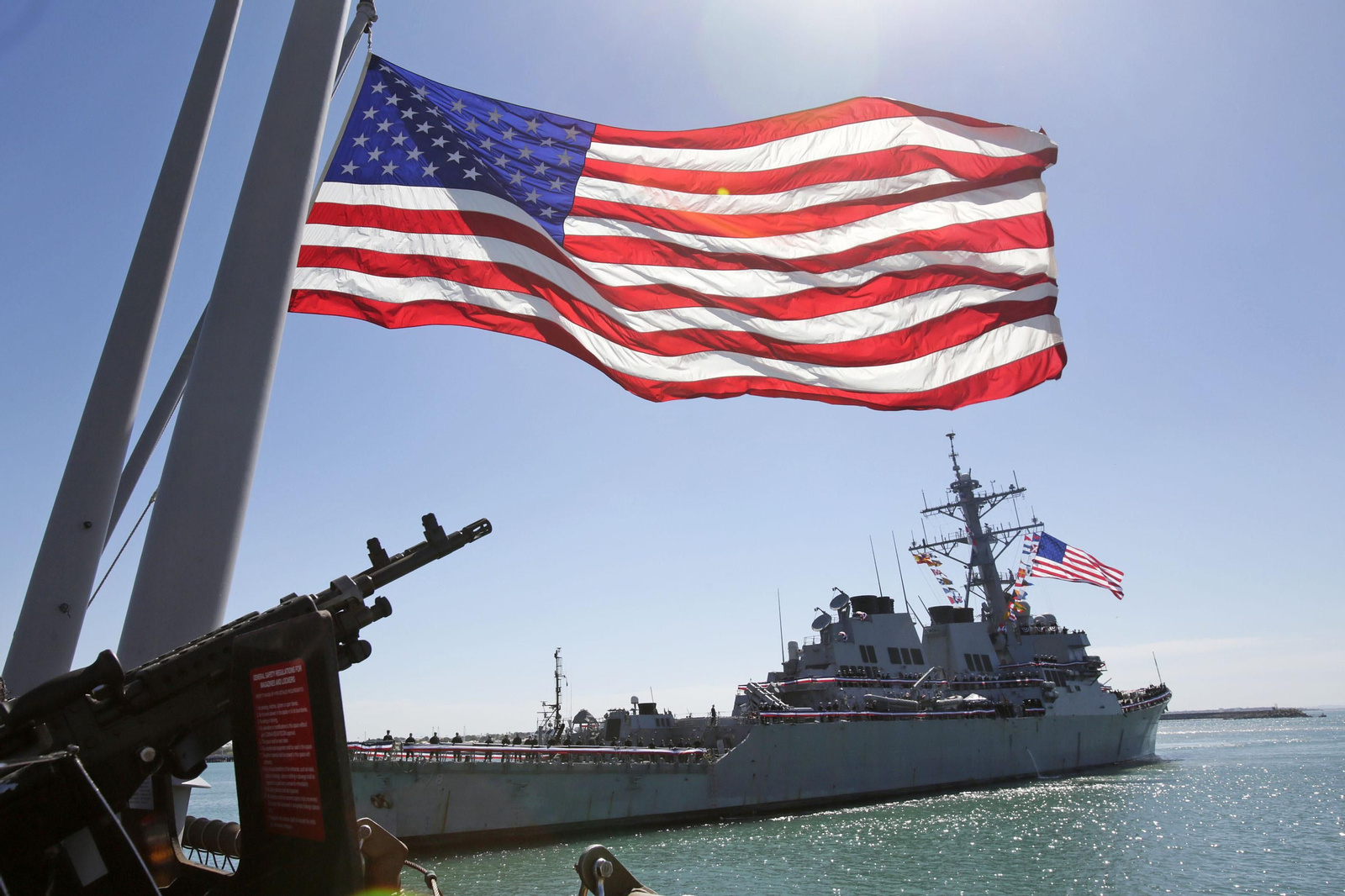 El USS Ross zarpando desde el puerto de la base  de Rota. La foto está tomada desde la cubierta del USS Porter, el otro navío atacante de ayer.