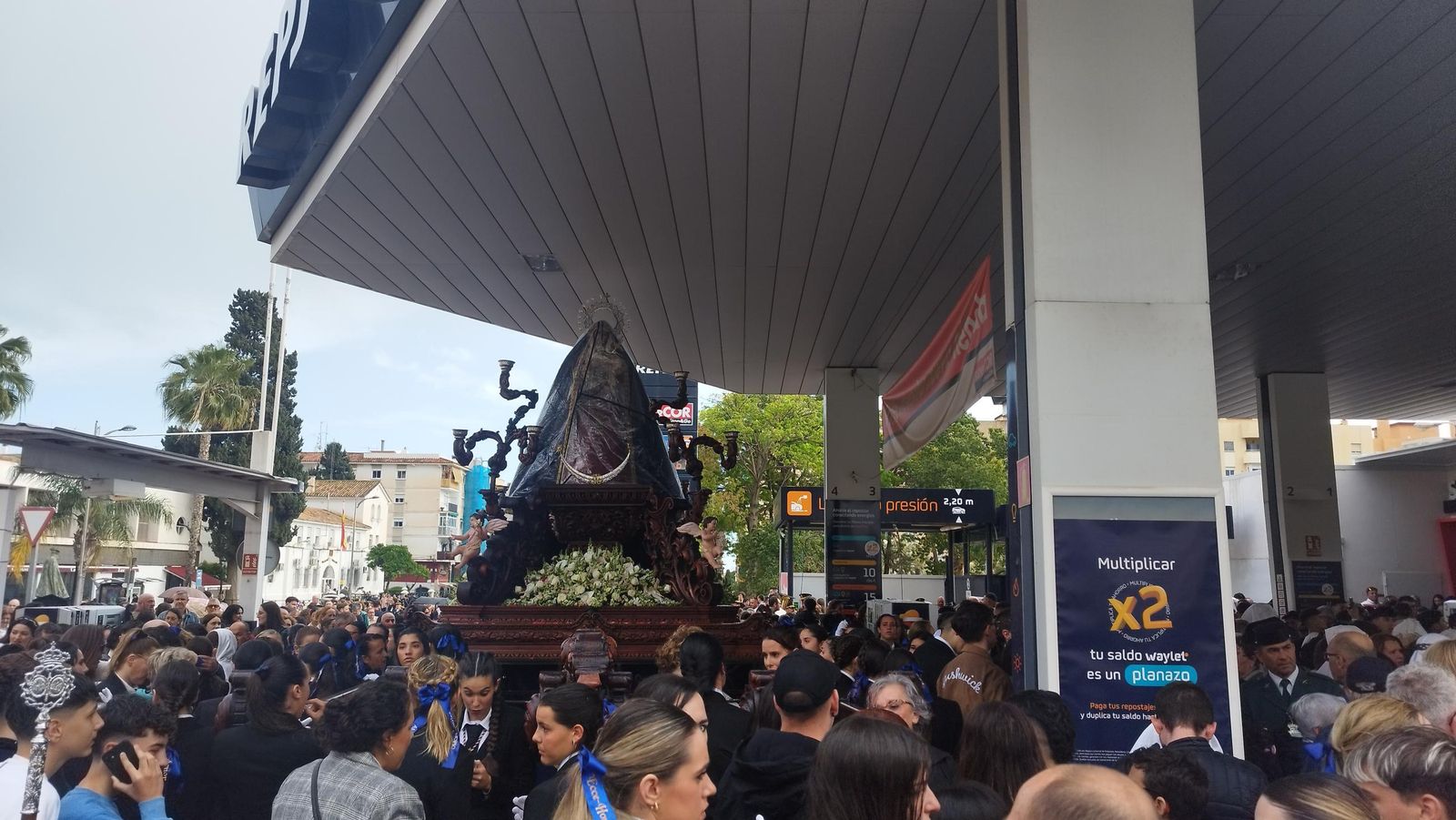 Ecce-Homo y Amor de Vélez-Málaga se refugian del aguacero en una gasolinera