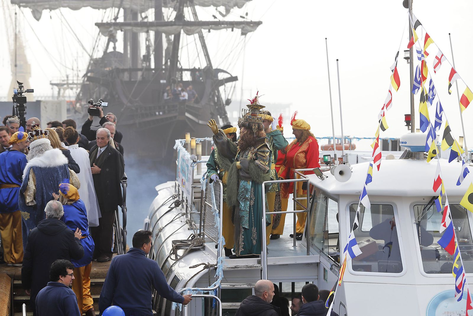 Imágenes de la mágica llegada de los Reyes Magos y la Estrella de la Ilusión a Huelva en barco