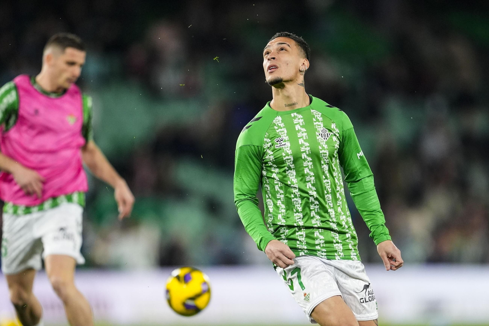 Antony, pensativo durante el calentamiento previo a un encuentro con el Betis durante la temporada pasada.