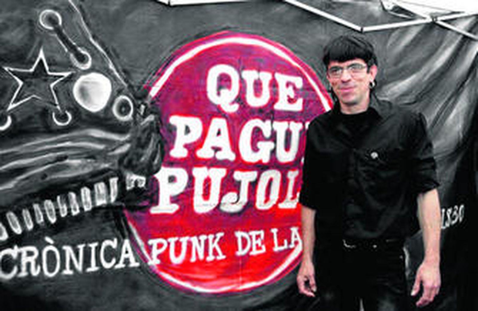 Joni D., ante un cartel promocional de su libro.