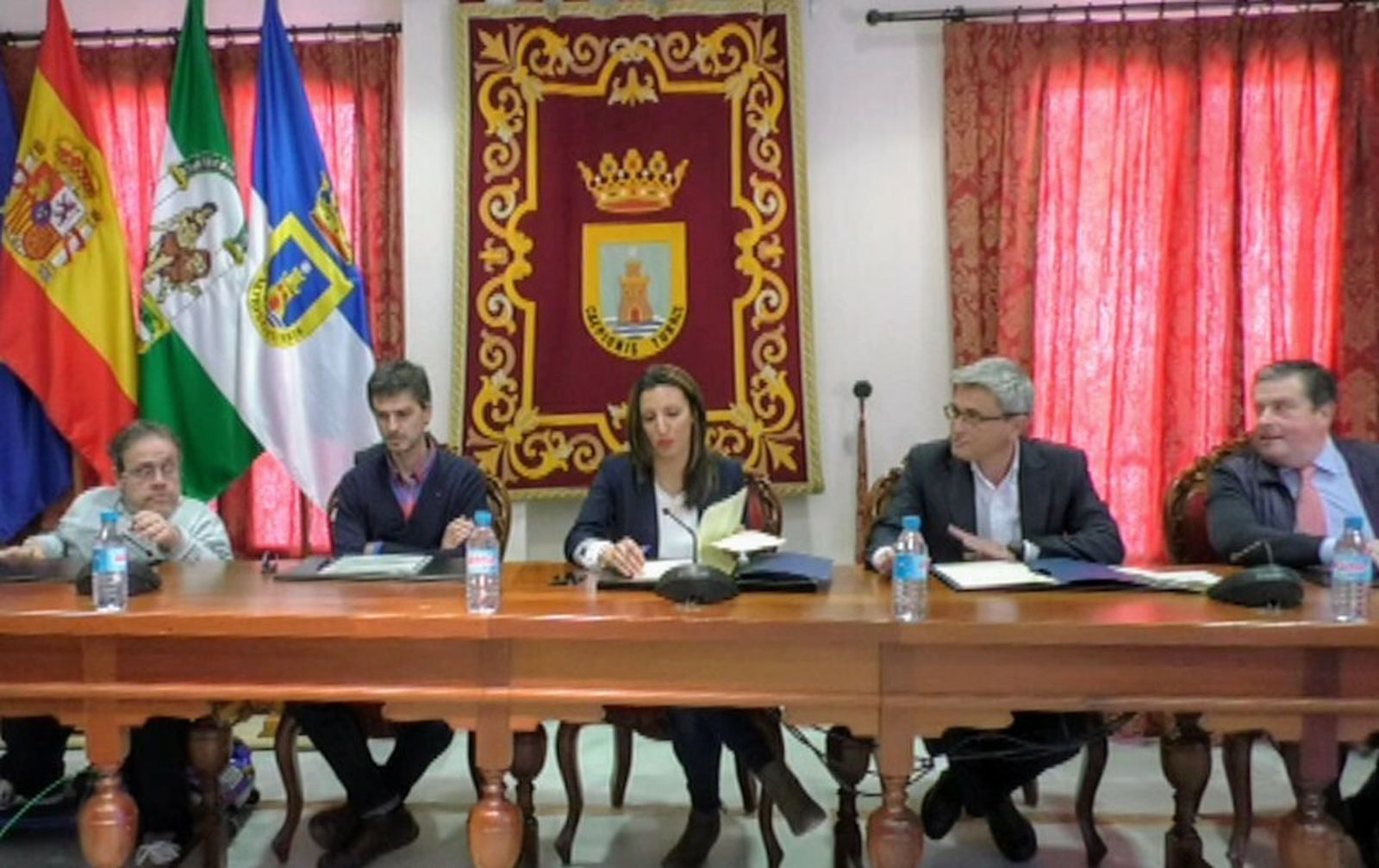 El Ayuntamiento y la empresa concesionaria Aqualia firmando el convenio de colaboración.