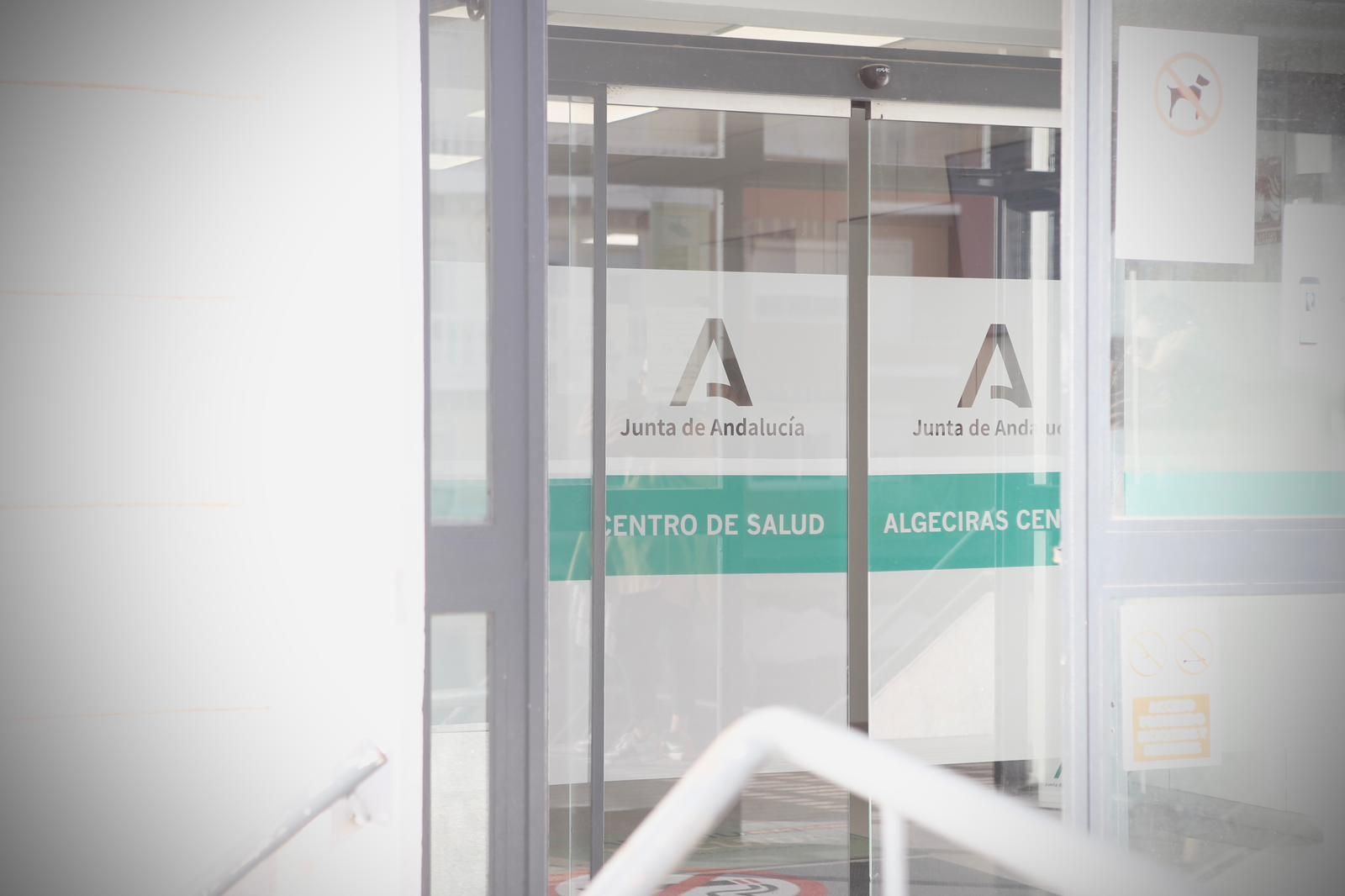 La entrada del Menéndez Tolosa refleja la tranquilidad relativa de la jornada, en contraste con la tensión sindical que se vive en los hospitales.