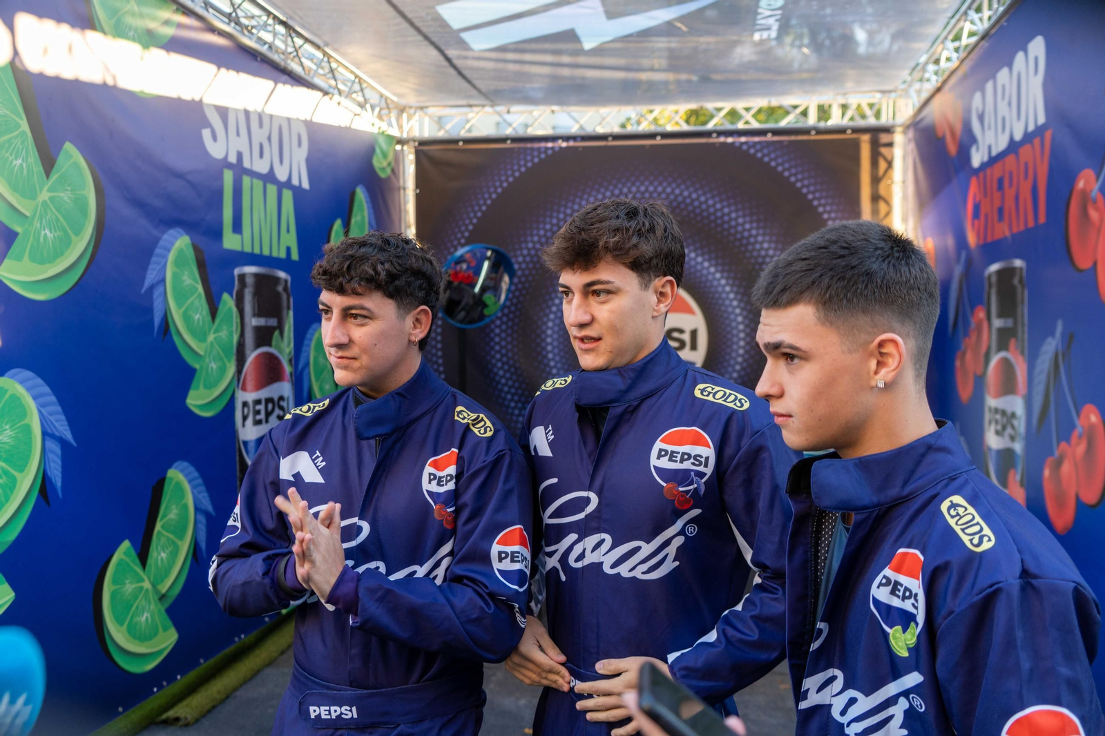 Los hermanos Buyer y Alen Vicente, pilotos de Pepsi, en la zona de boxes