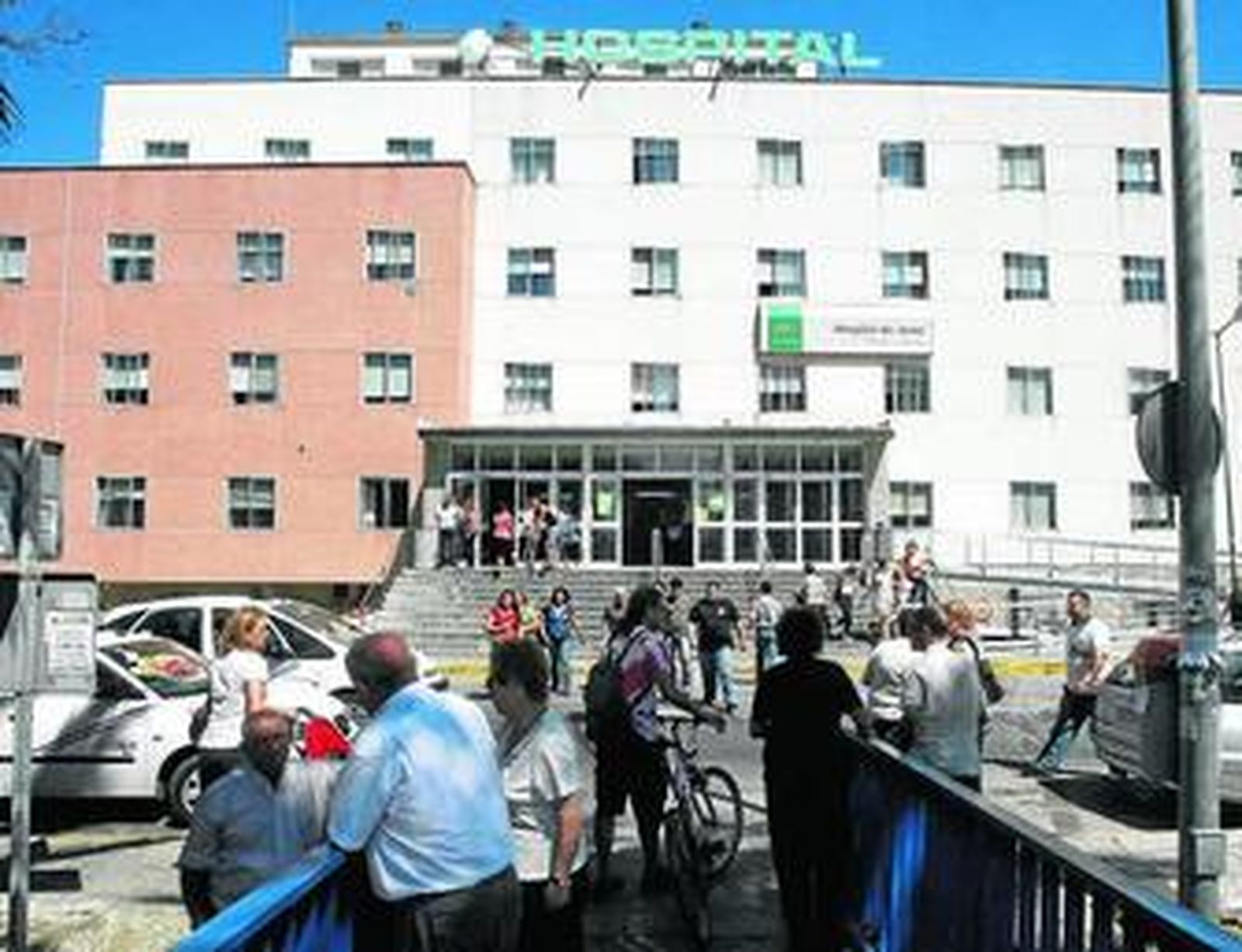Usuarios del hospital de Jerez, a las puertas de edificio materno-infantil.